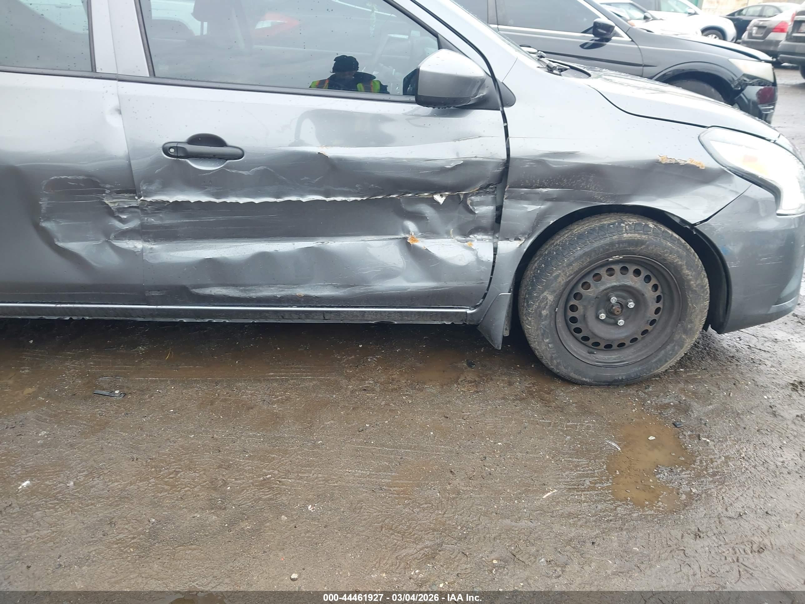 NISSAN VERSA image 6