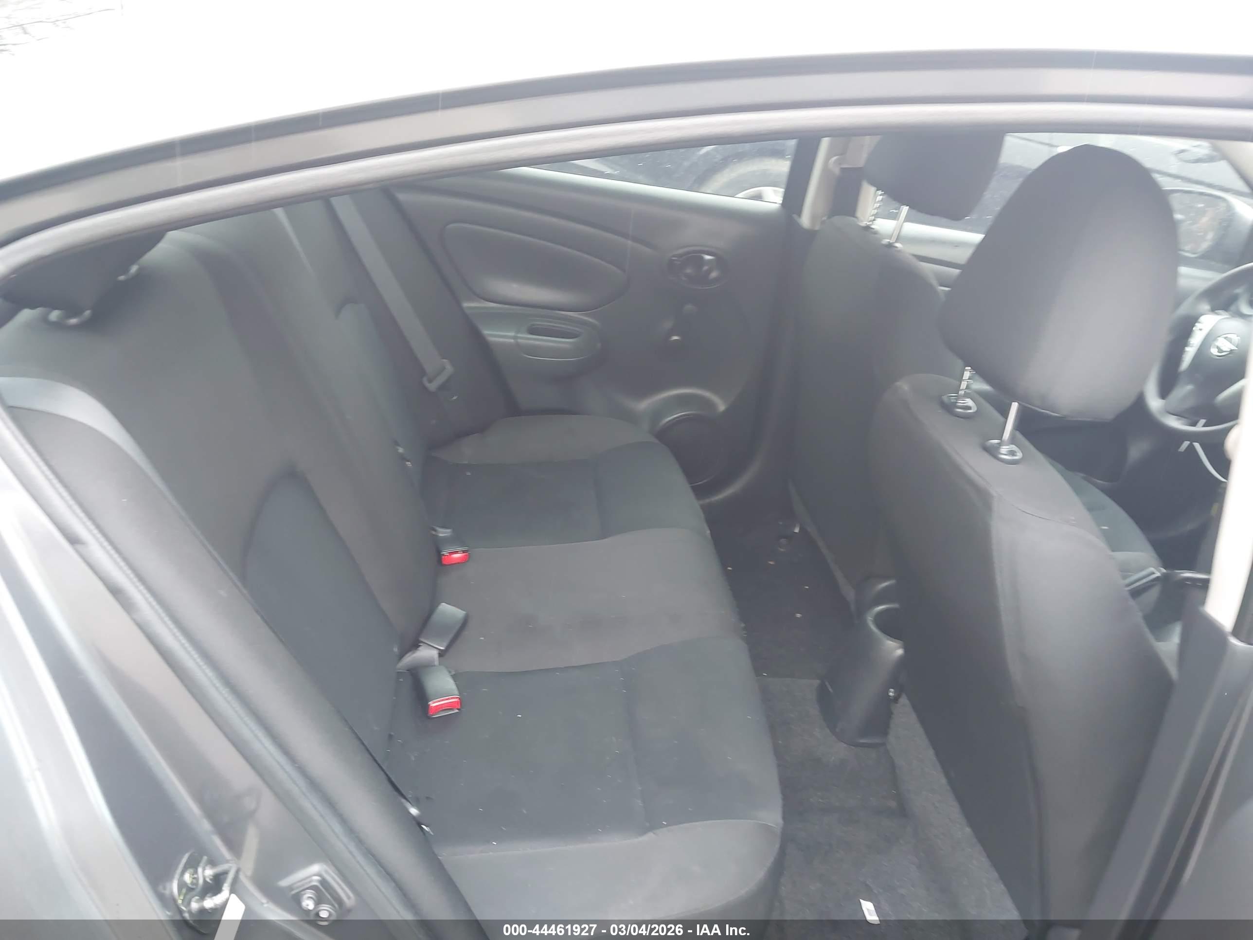 NISSAN VERSA image 8