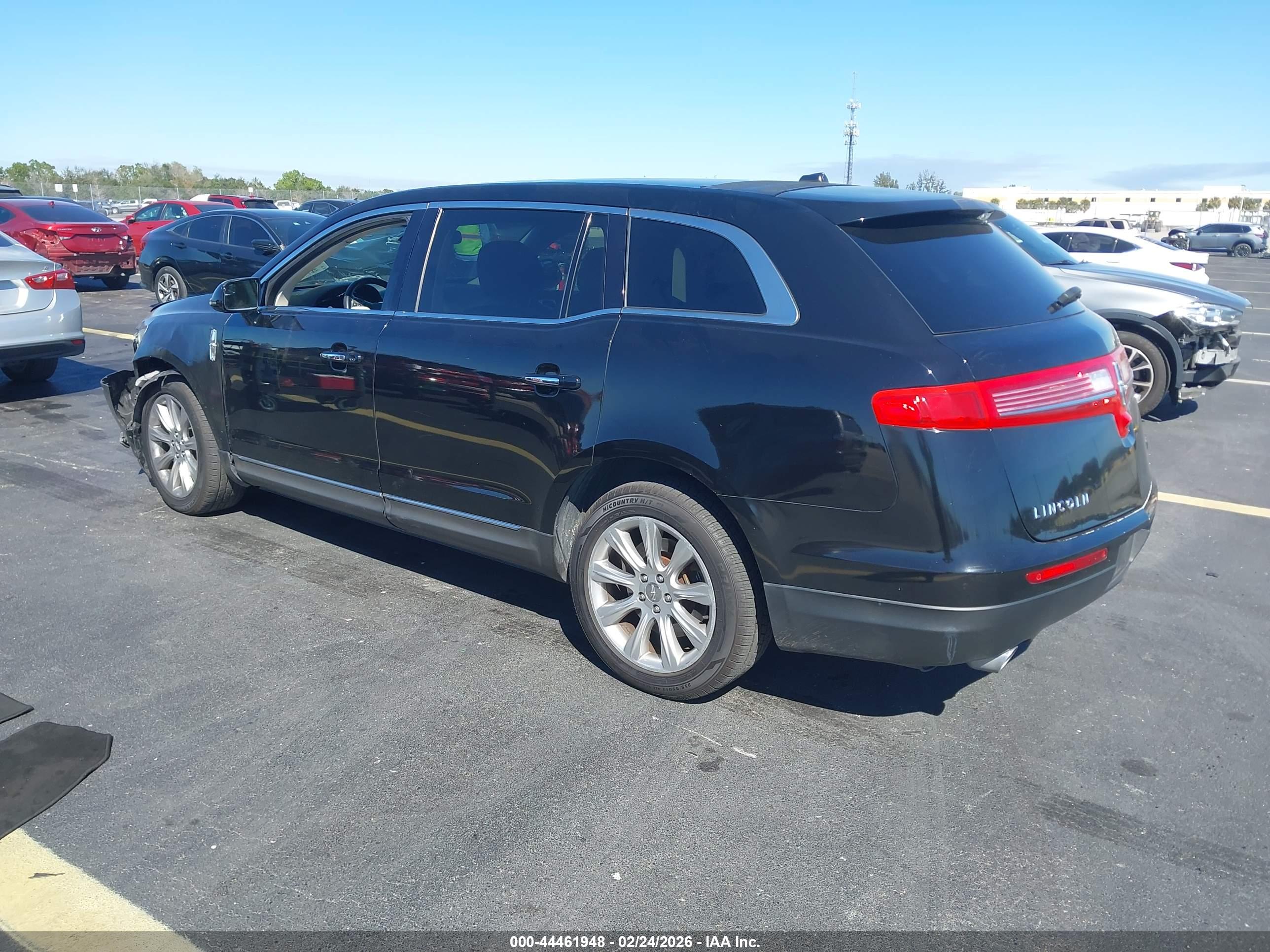LINCOLN MKT image 3