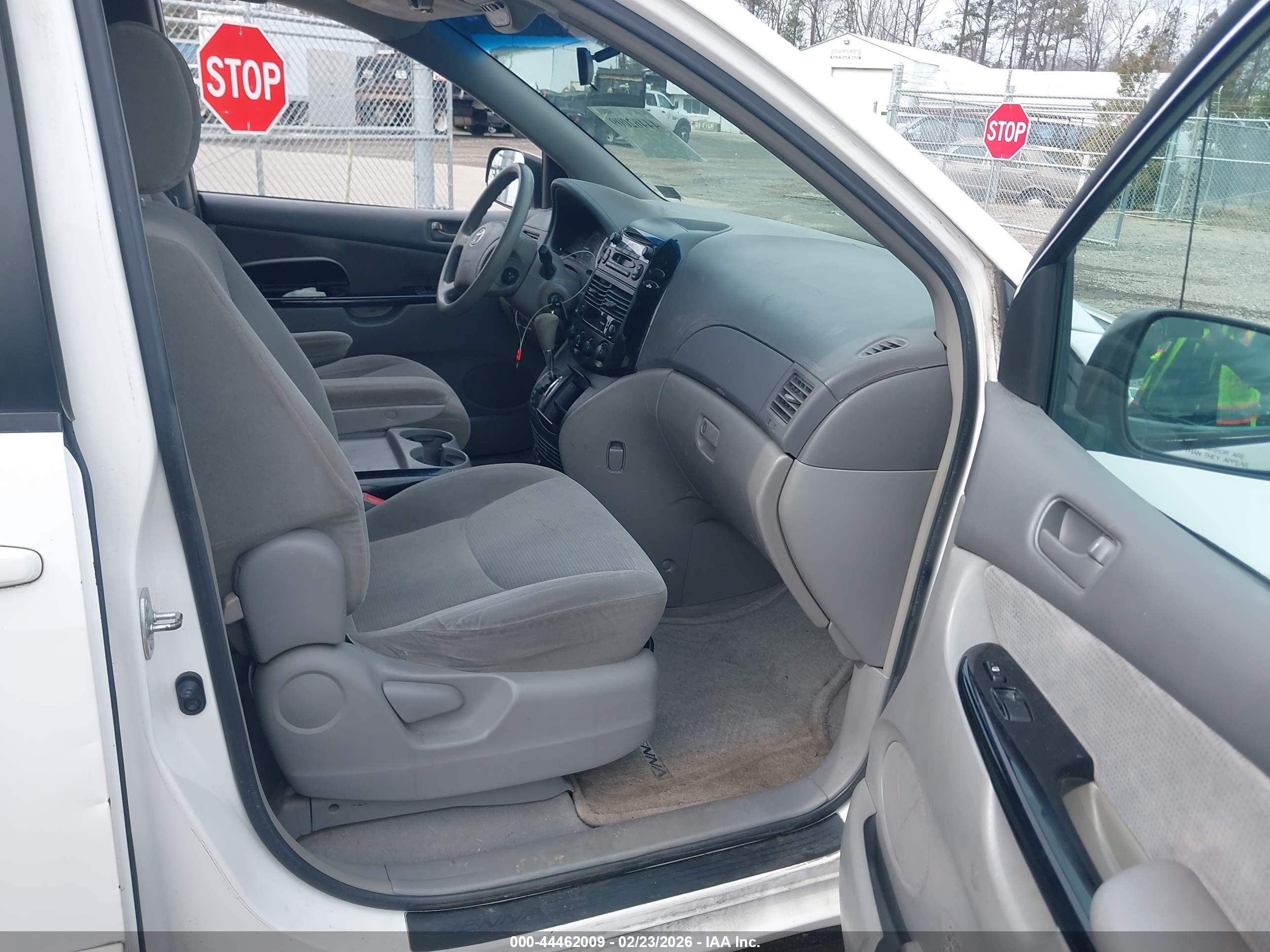 TOYOTA SIENNA image 5