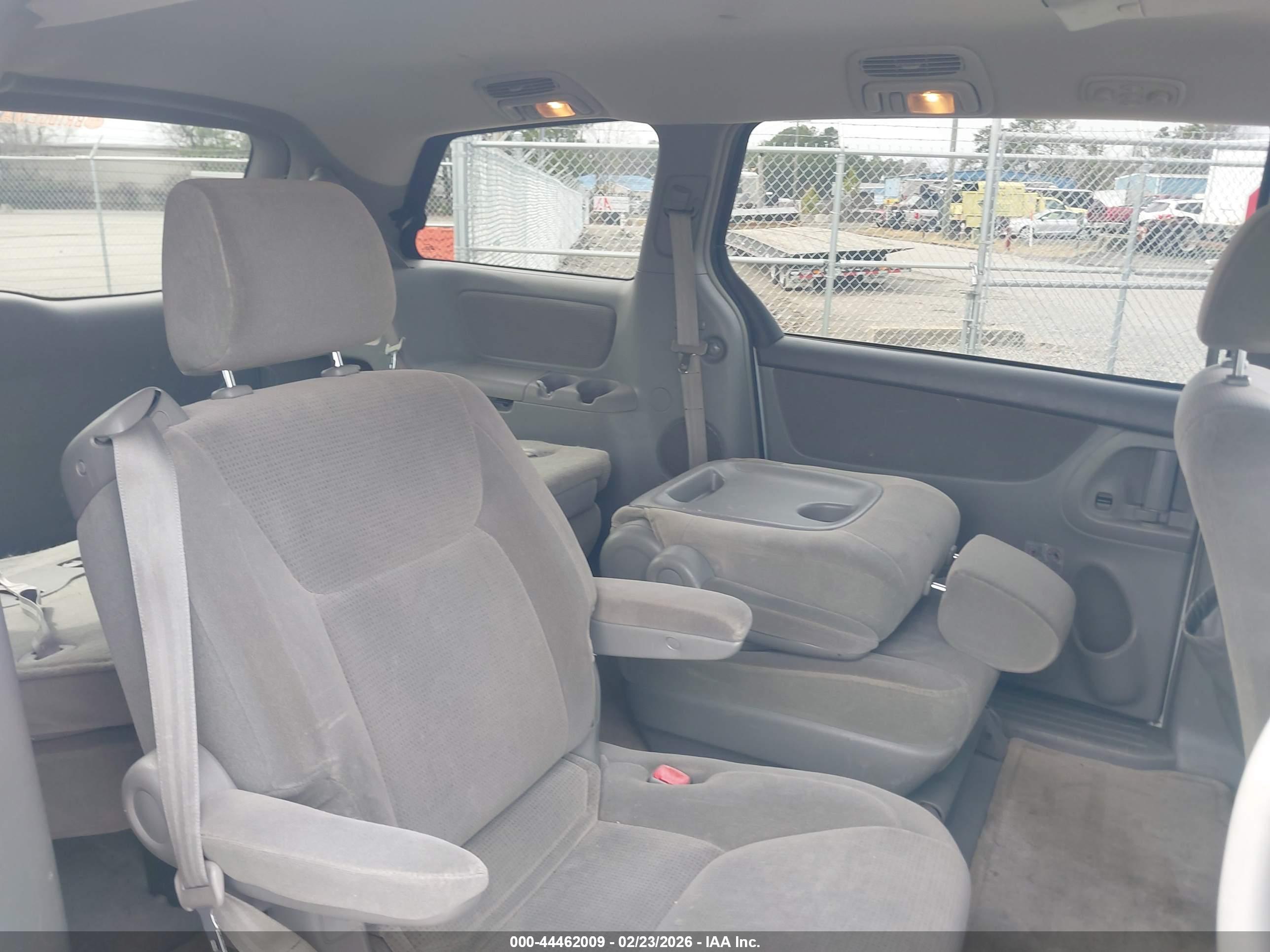 TOYOTA SIENNA image 8