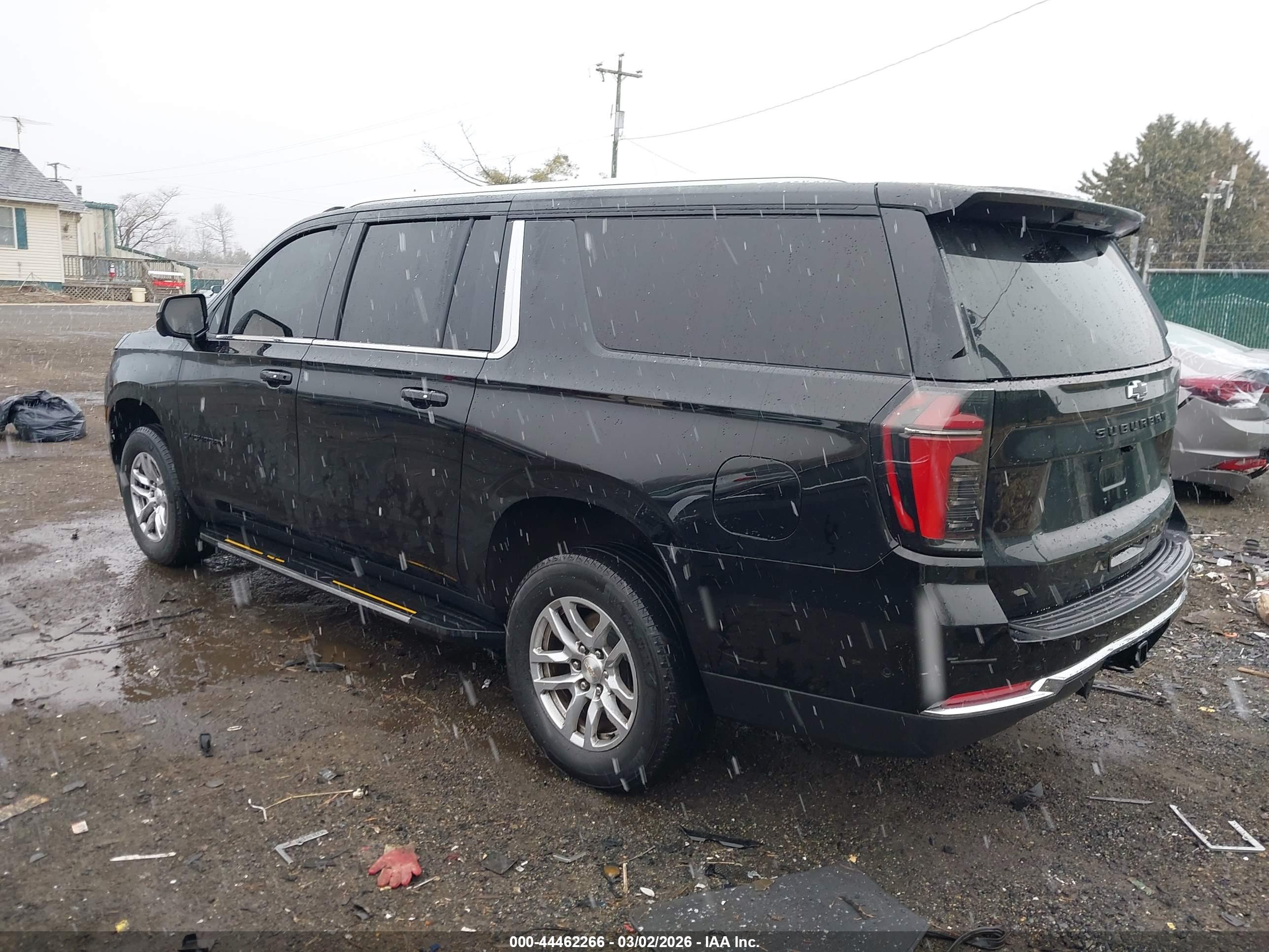 CHEVROLET SUBURBAN image 3