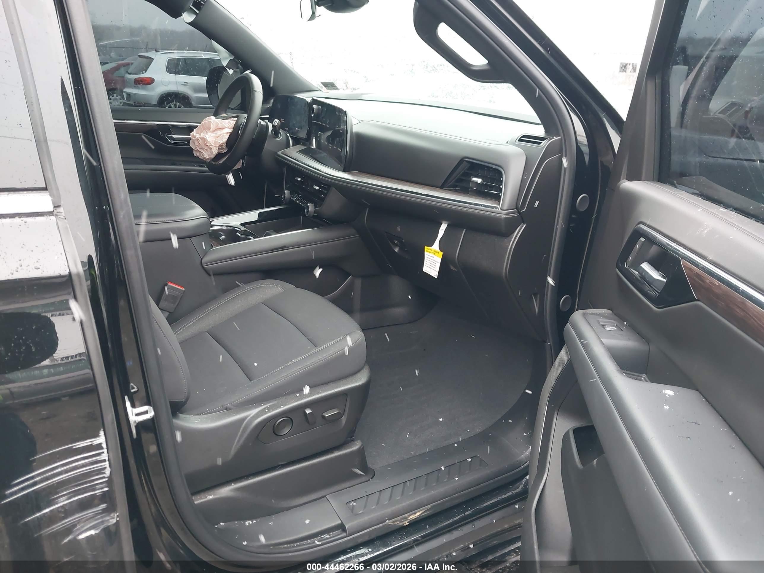 CHEVROLET SUBURBAN image 5
