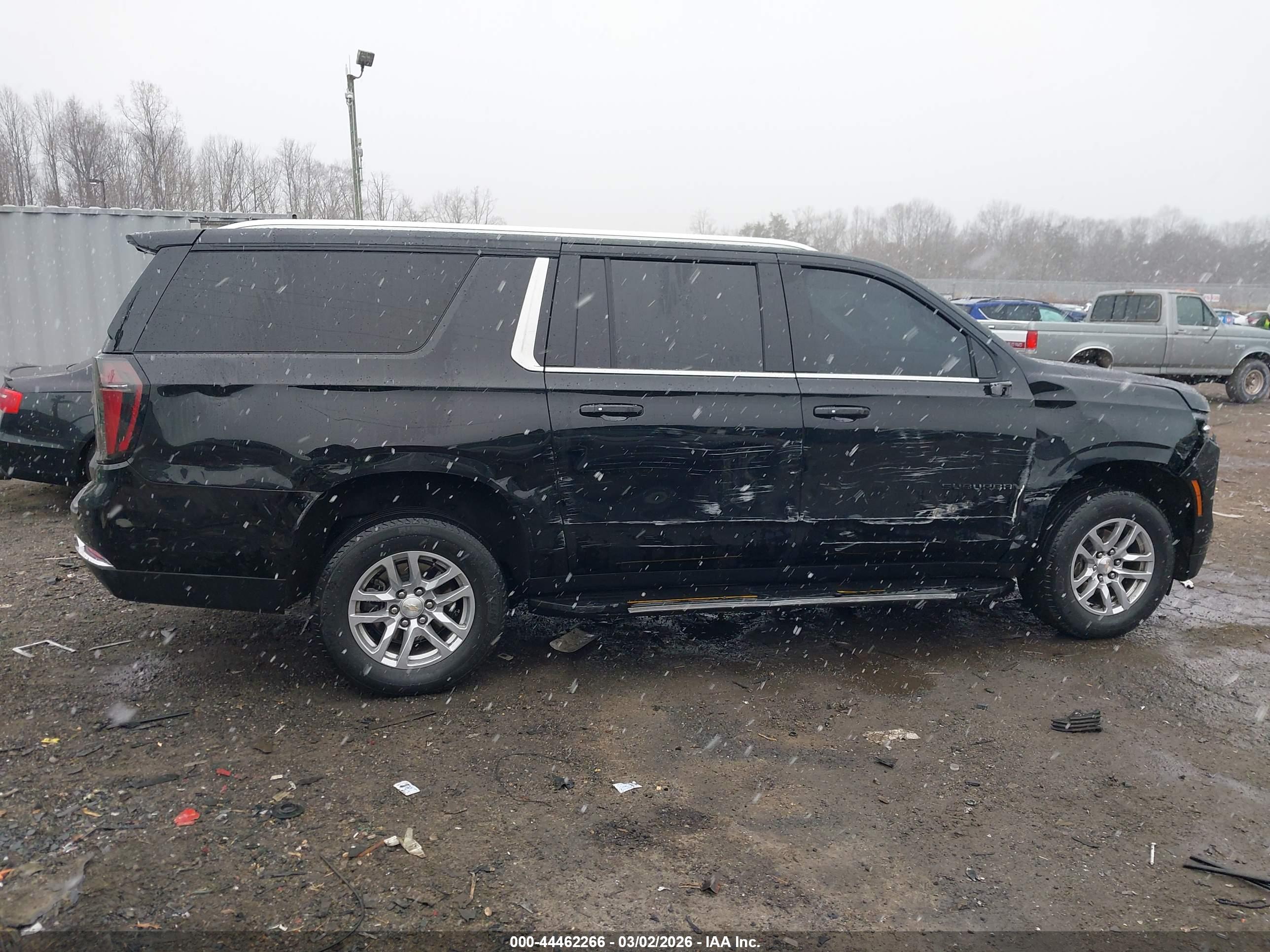 CHEVROLET SUBURBAN image 6