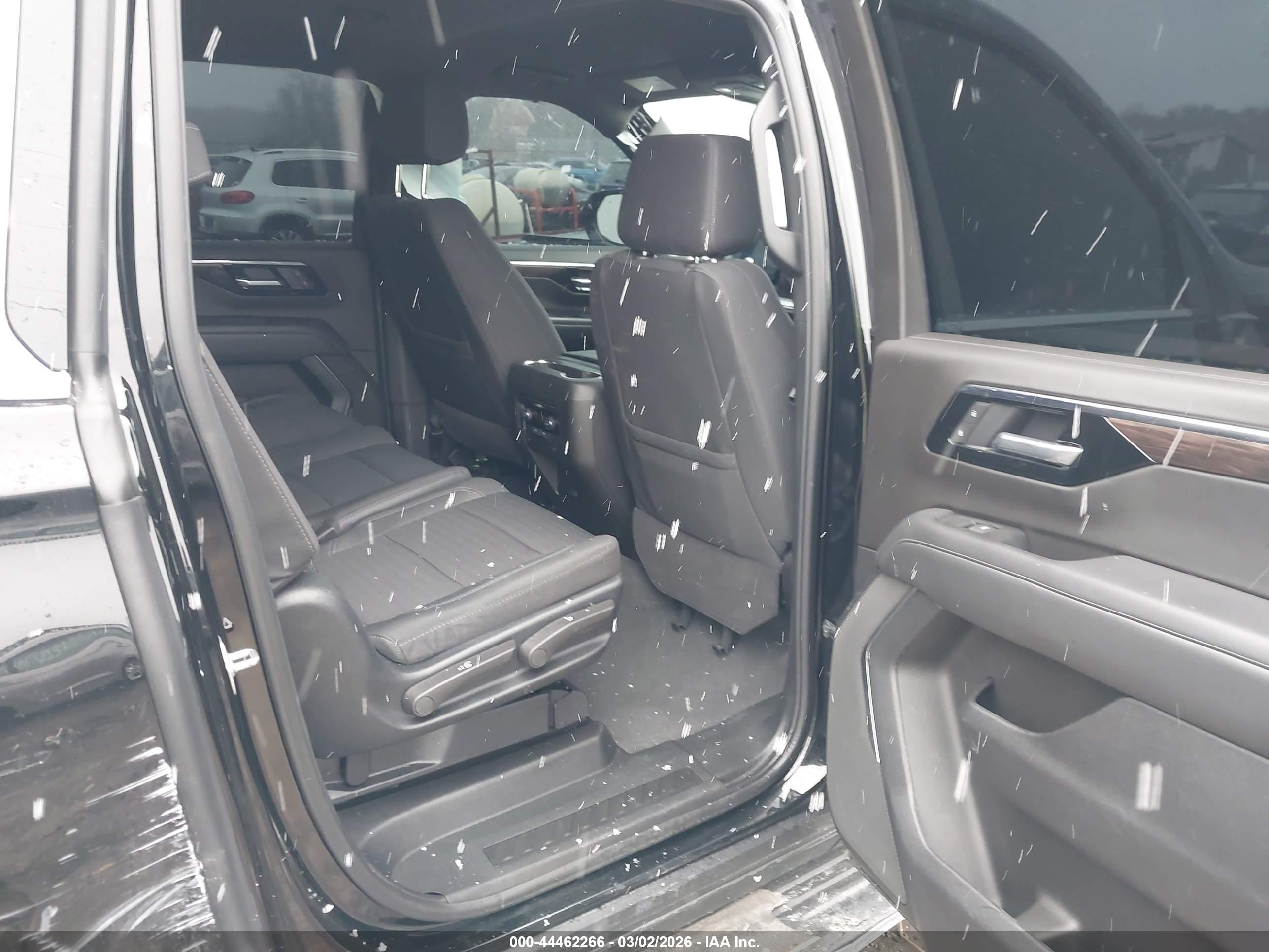 CHEVROLET SUBURBAN image 8