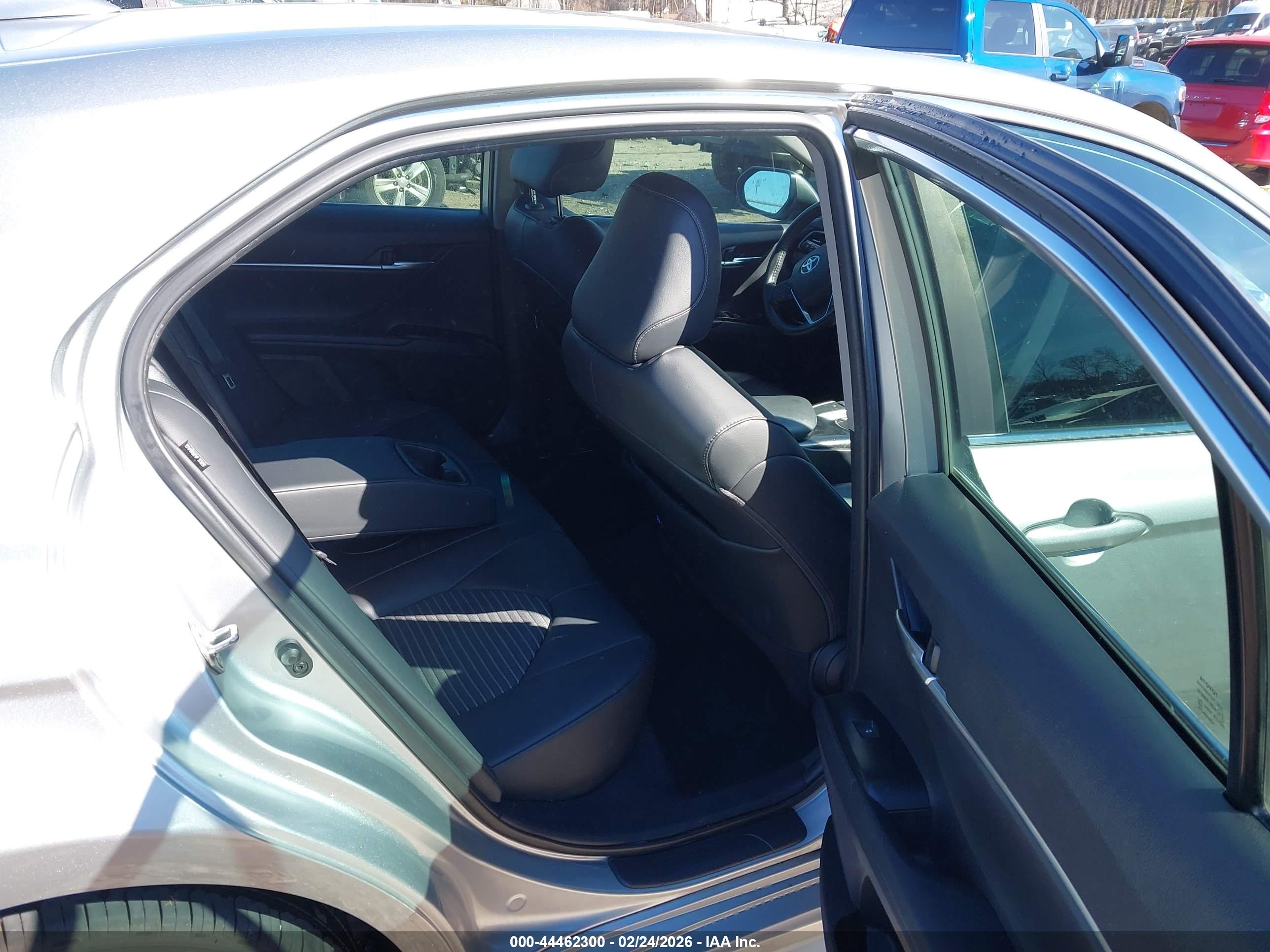 TOYOTA CAMRY image 8