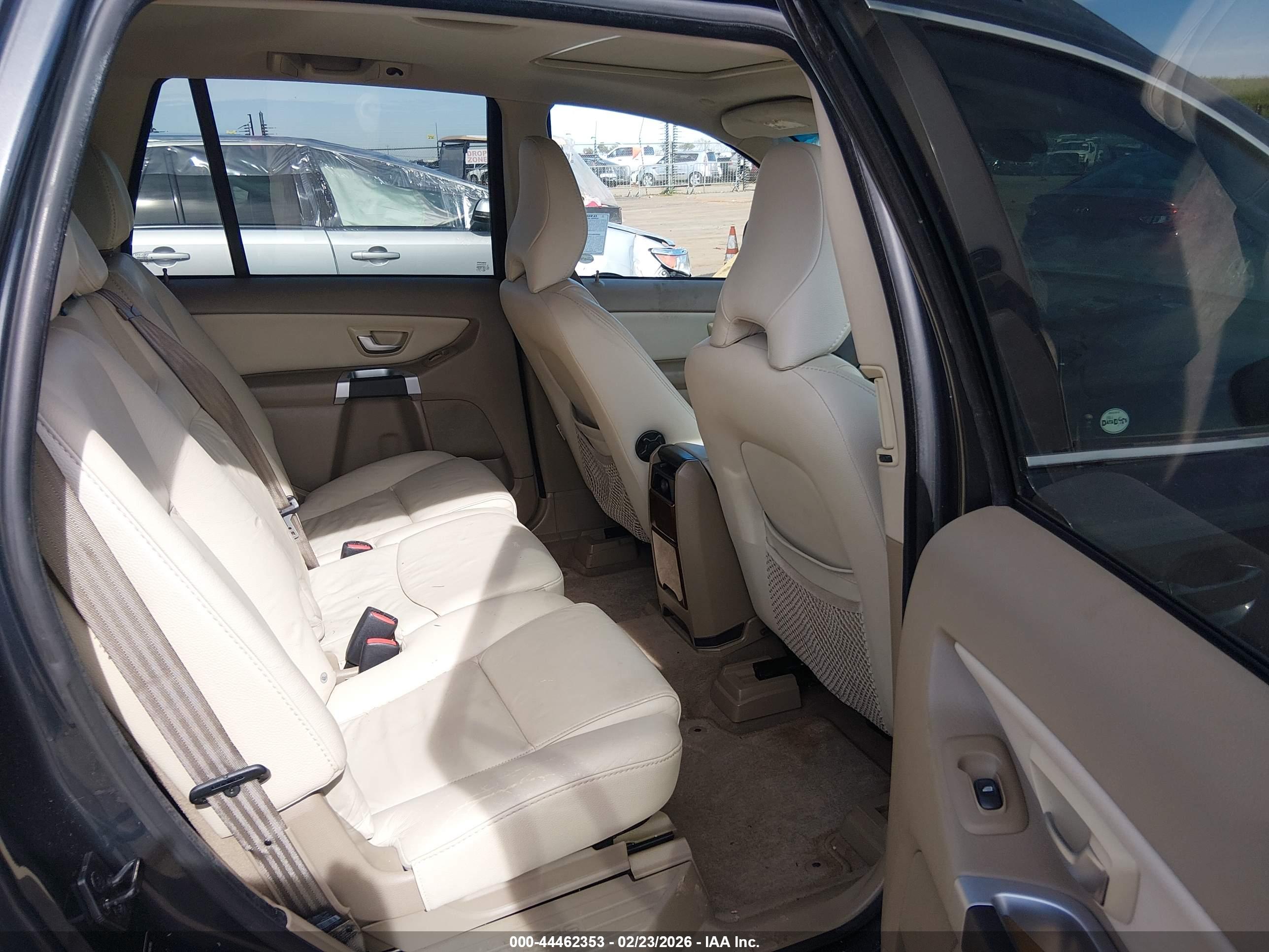 VOLVO XC90 image 8