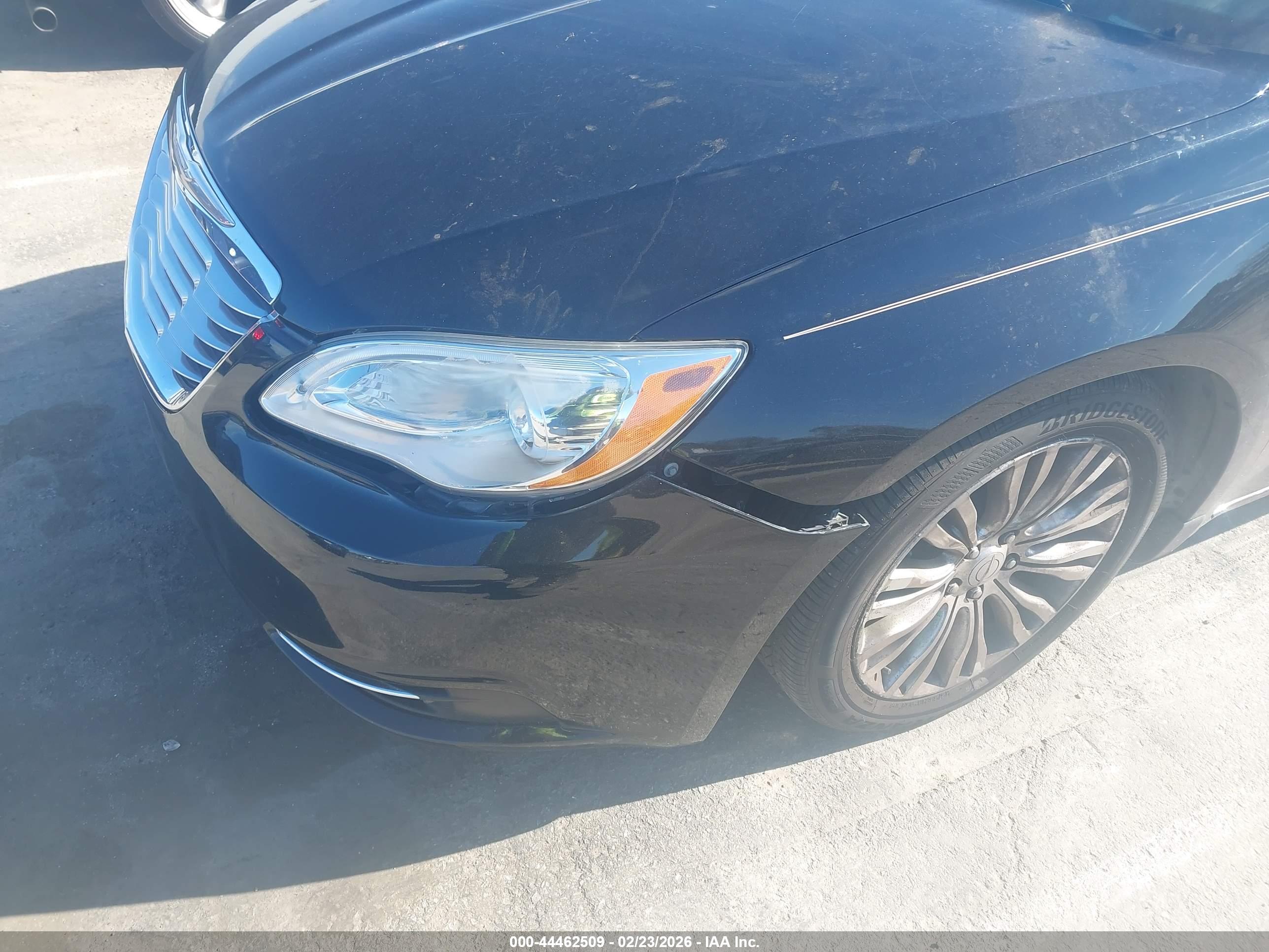 CHRYSLER 200 image 6