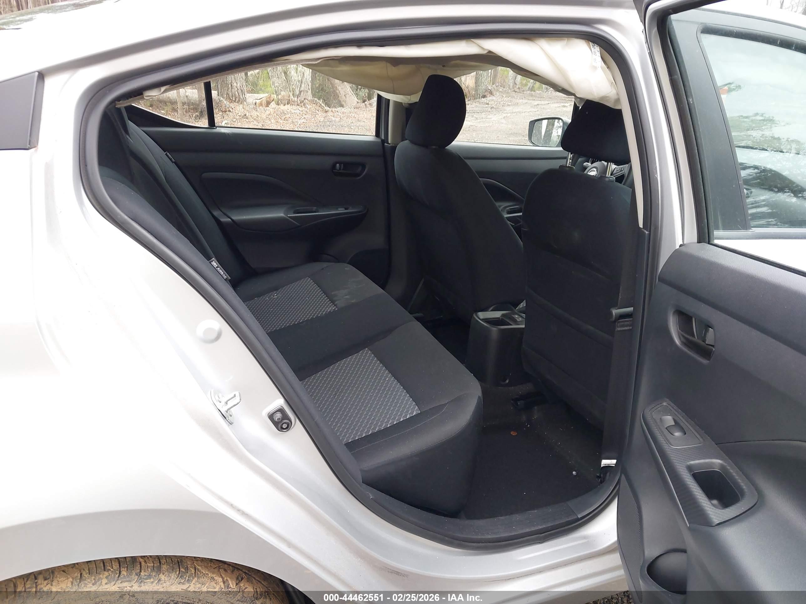 NISSAN VERSA image 8
