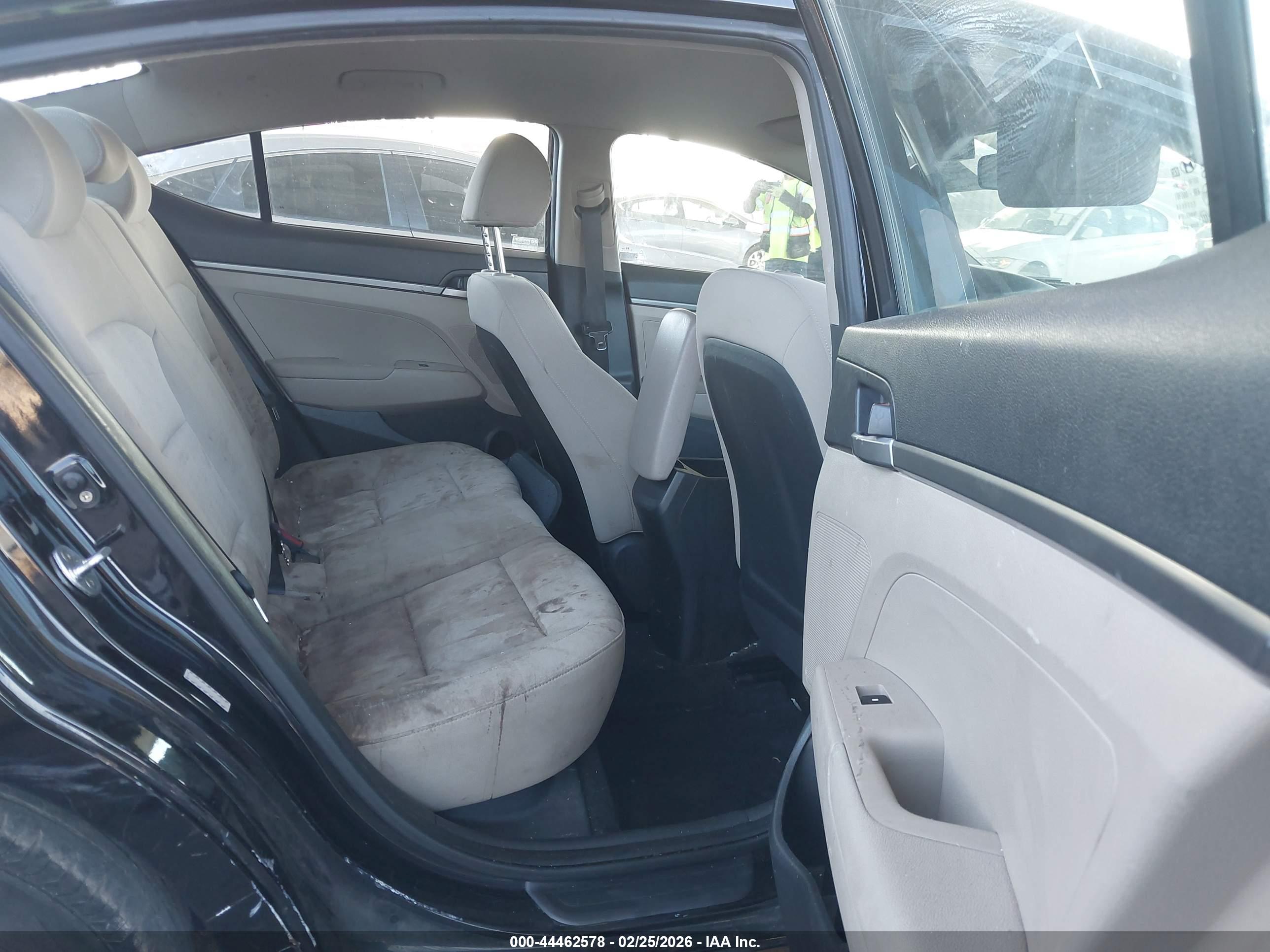 HYUNDAI ELANTRA image 8