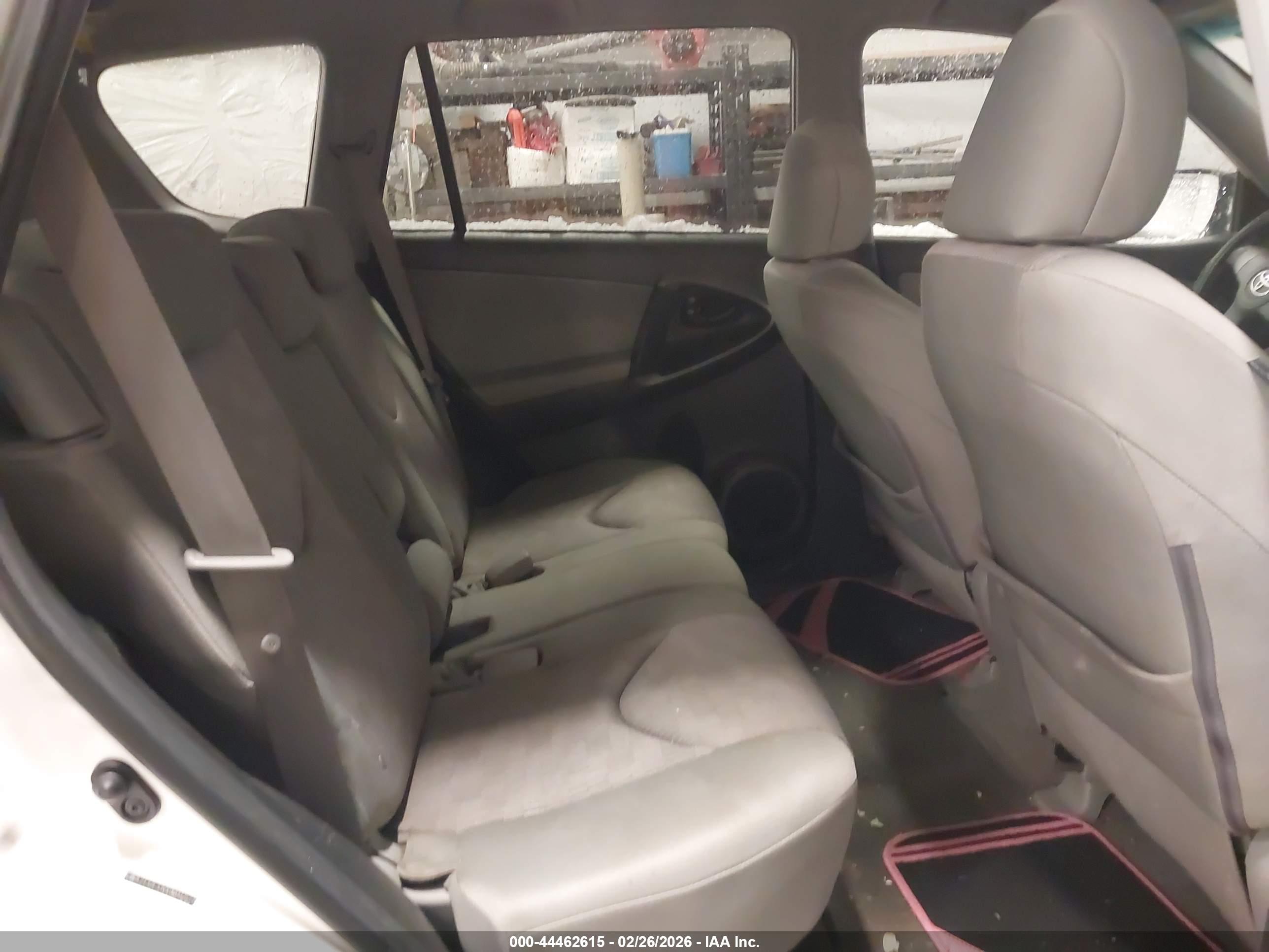 TOYOTA RAV4 image 8