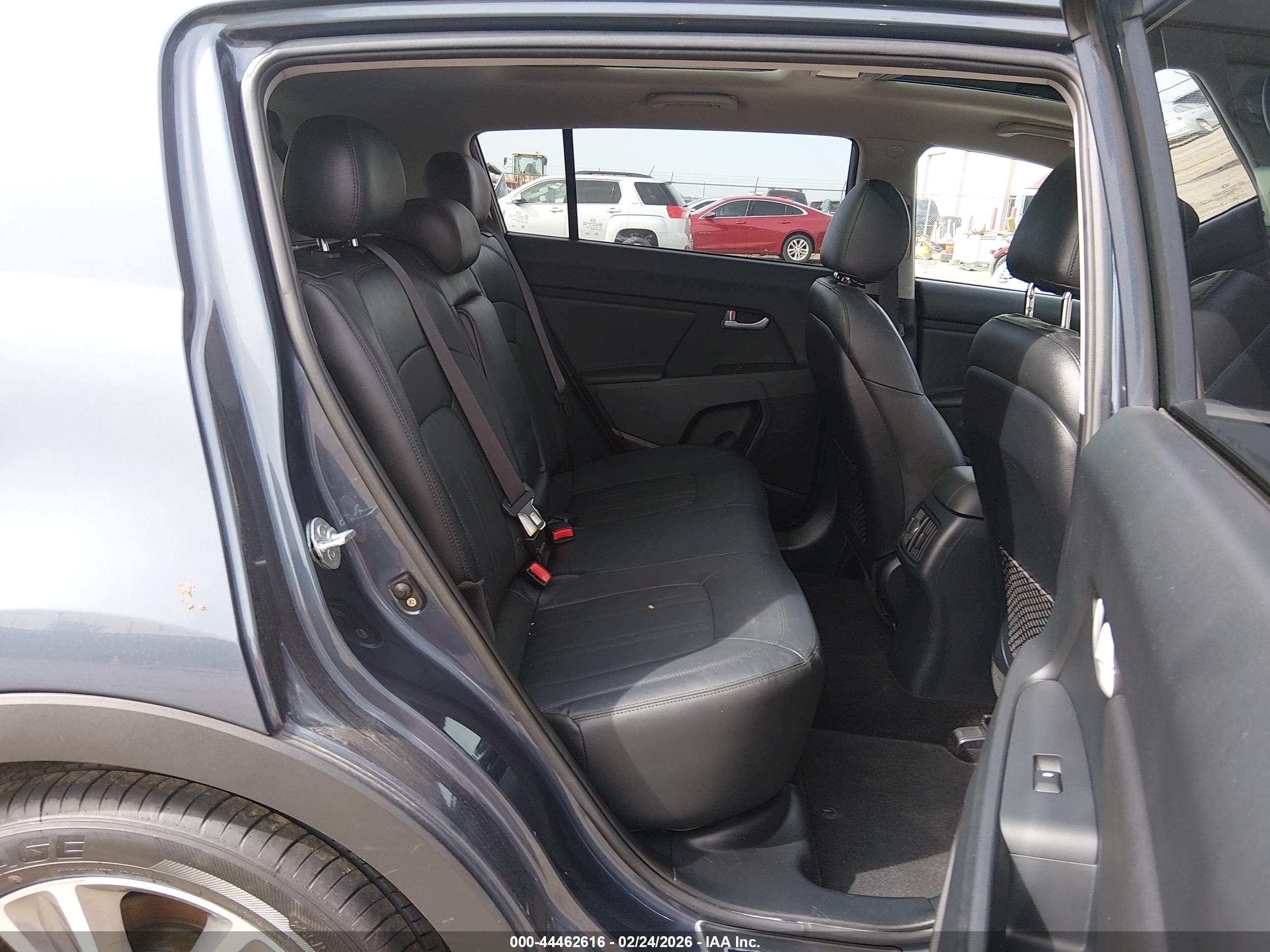 KIA SPORTAGE image 8