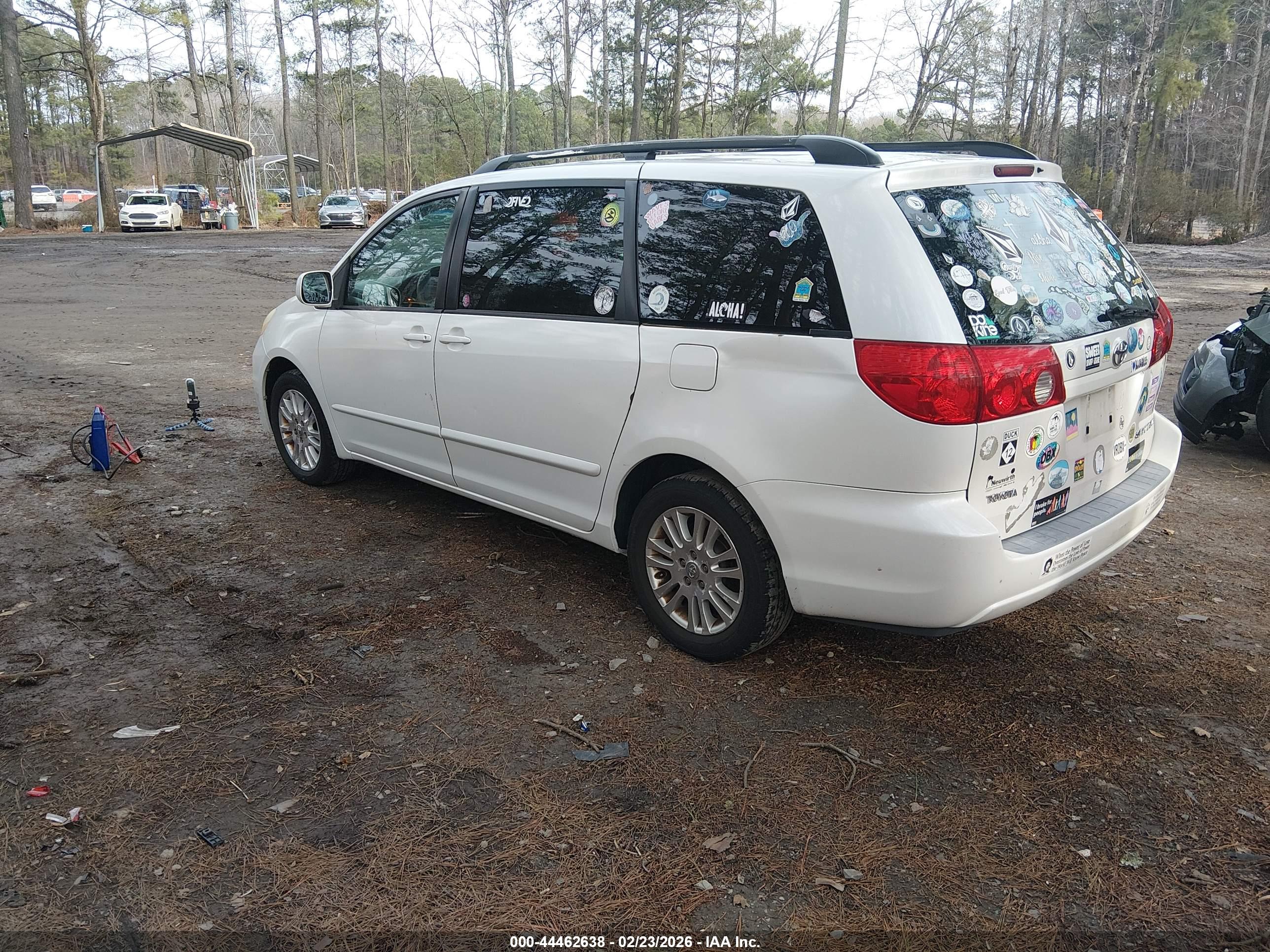TOYOTA SIENNA image 3