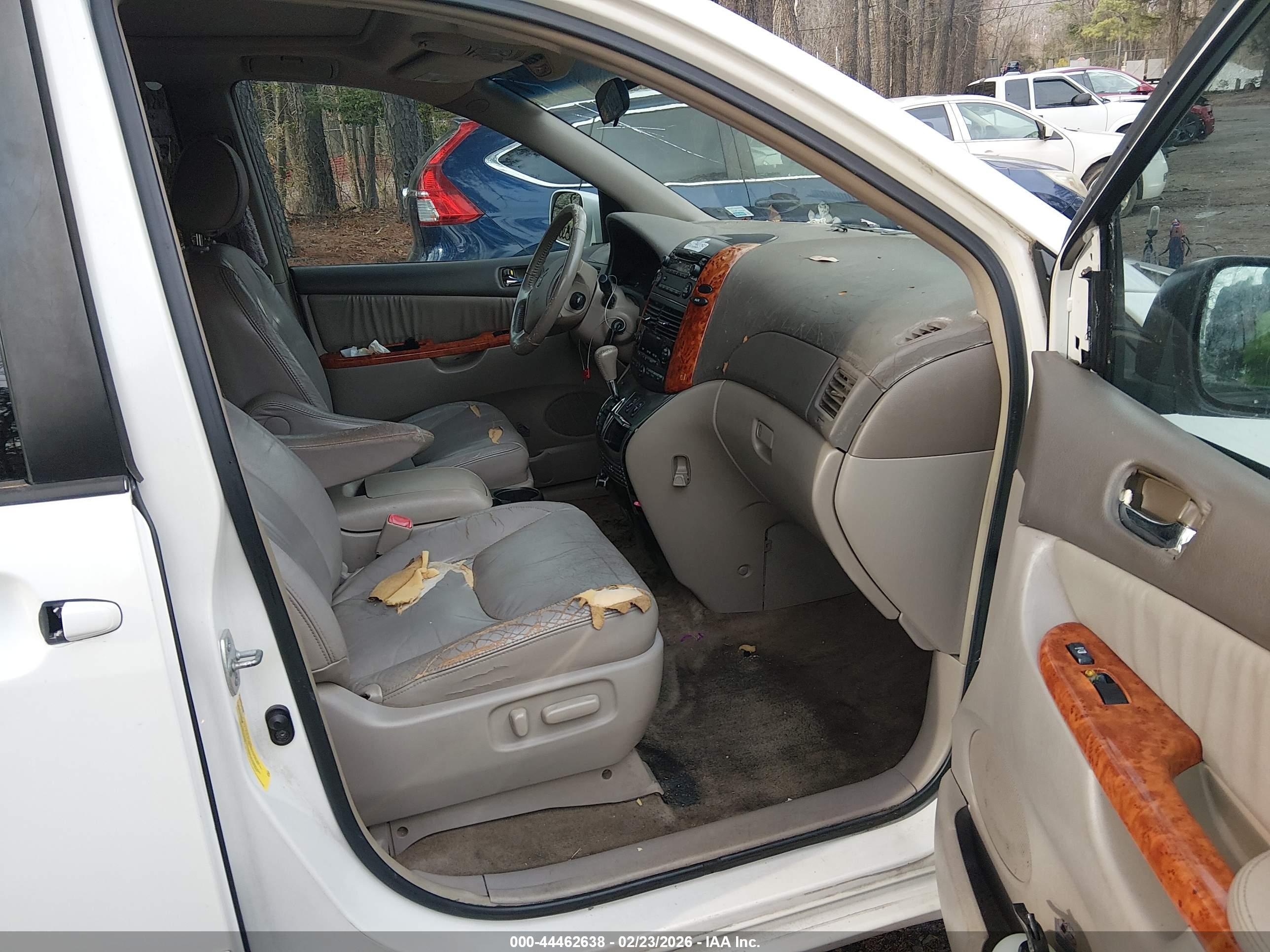 TOYOTA SIENNA image 5
