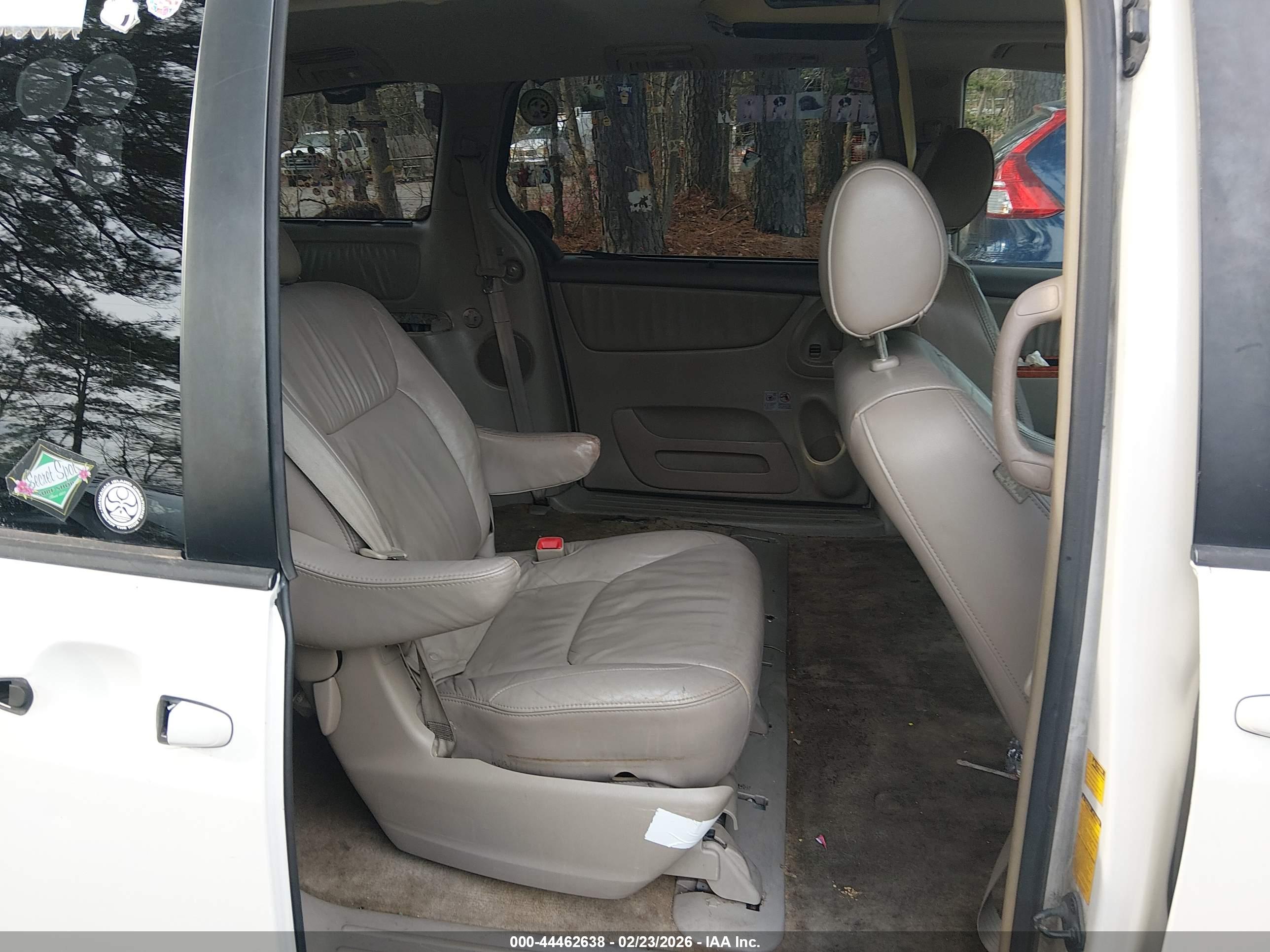 TOYOTA SIENNA image 8