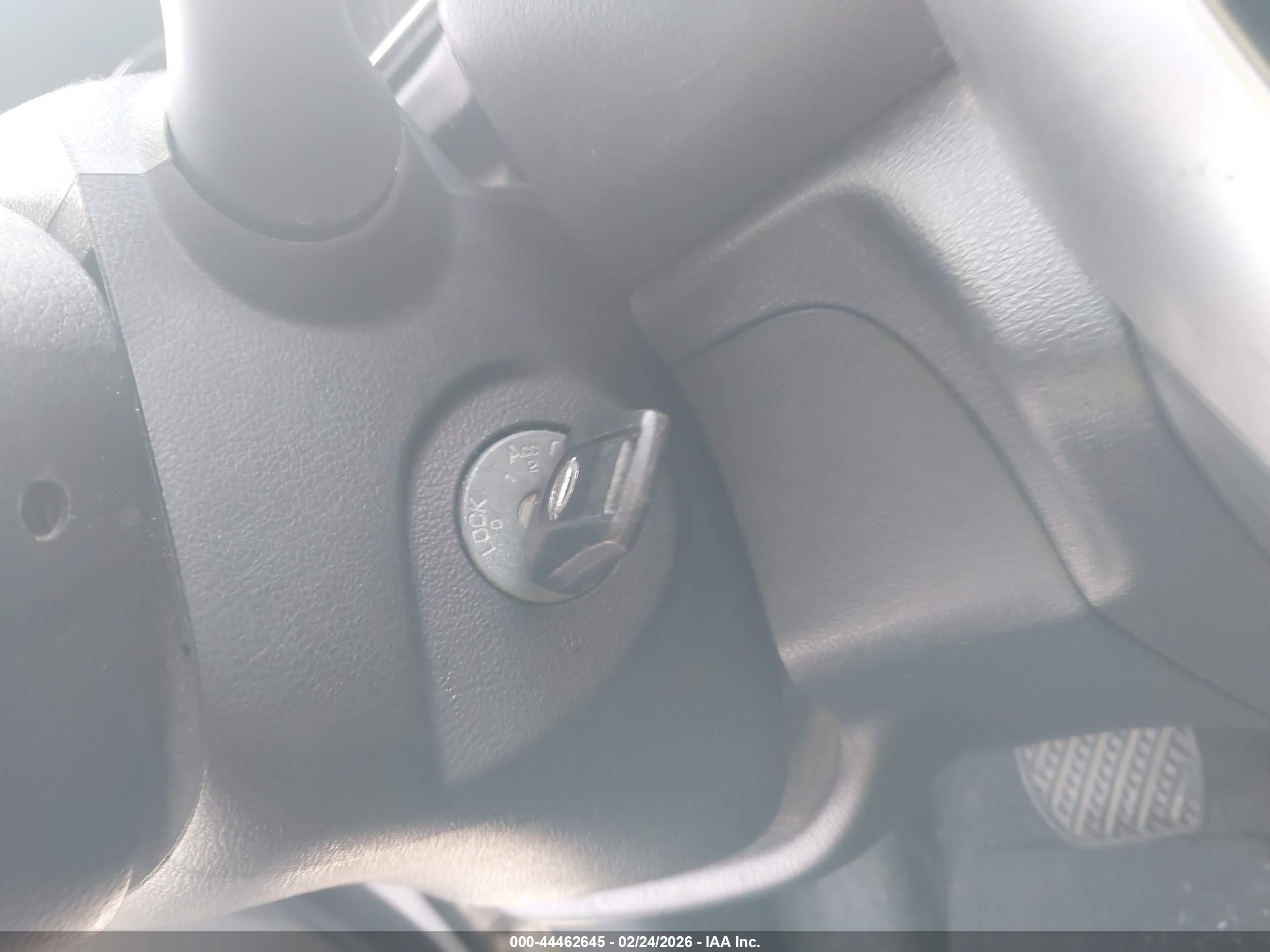 NISSAN VERSA image 11
