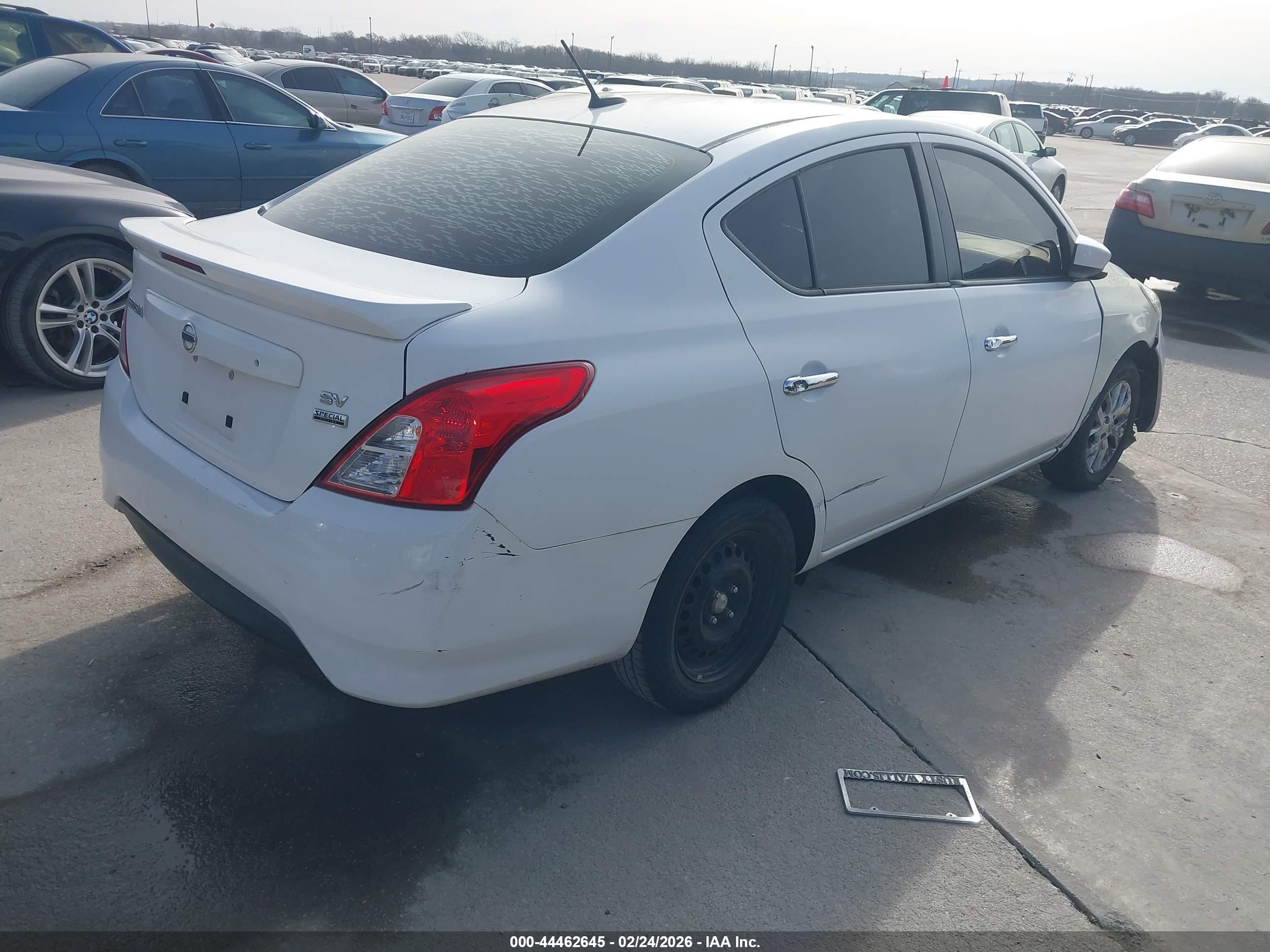 NISSAN VERSA image 4