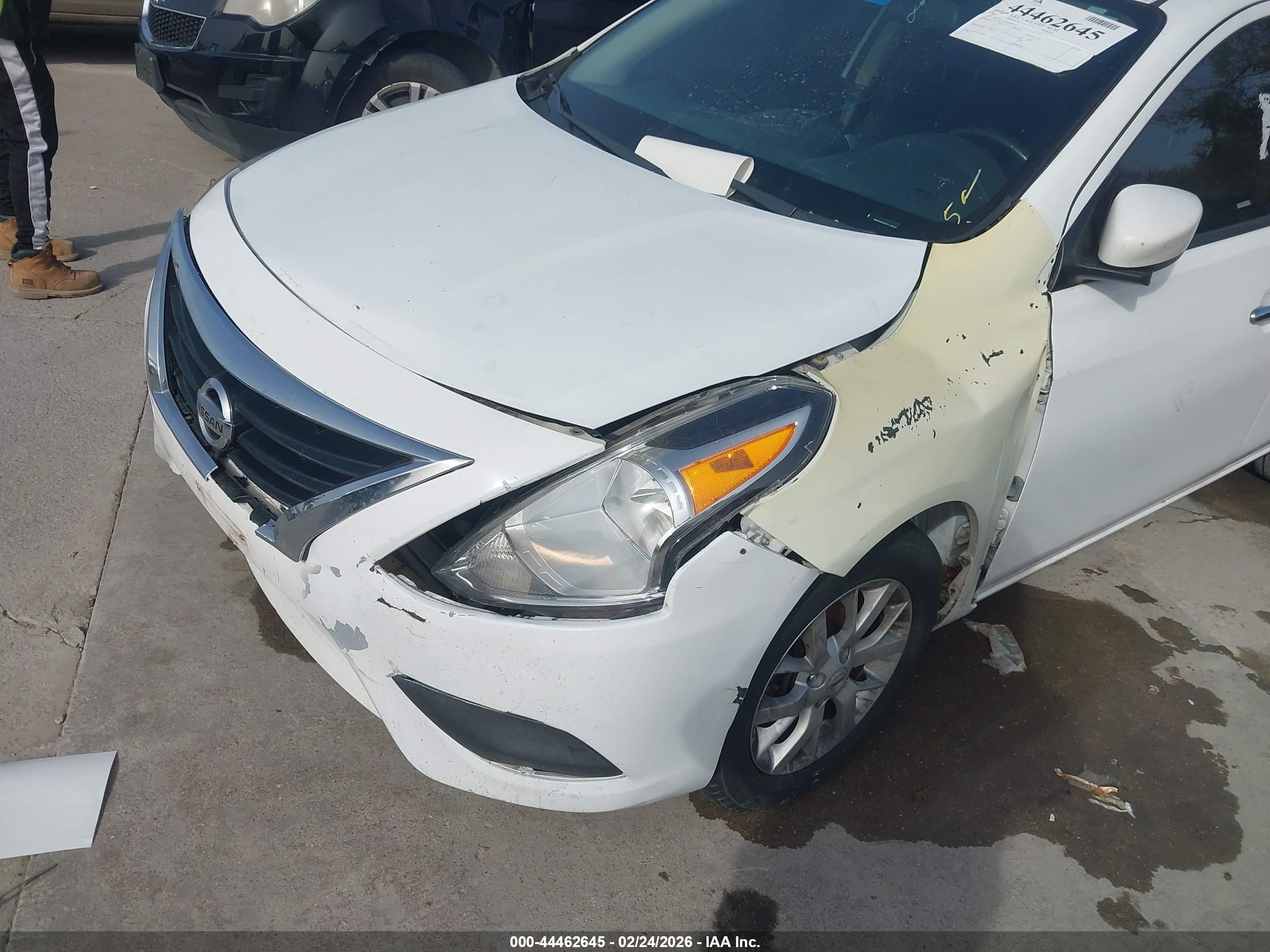 NISSAN VERSA image 6