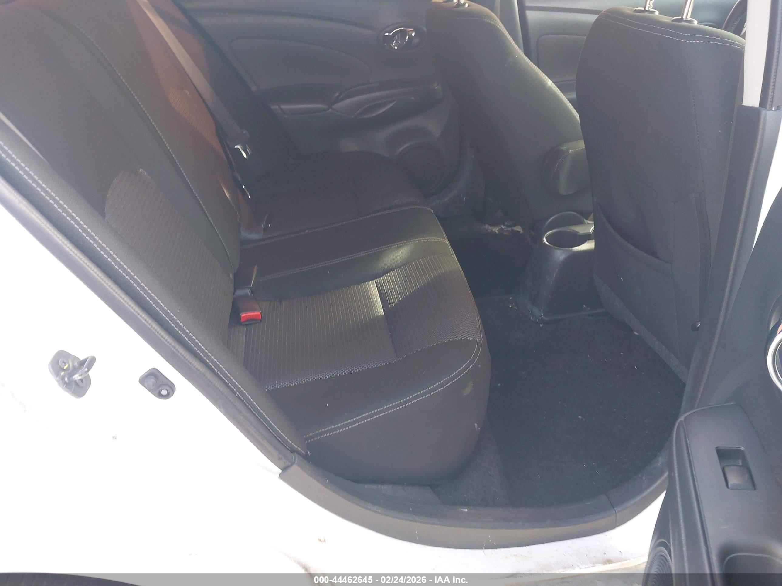 NISSAN VERSA image 8