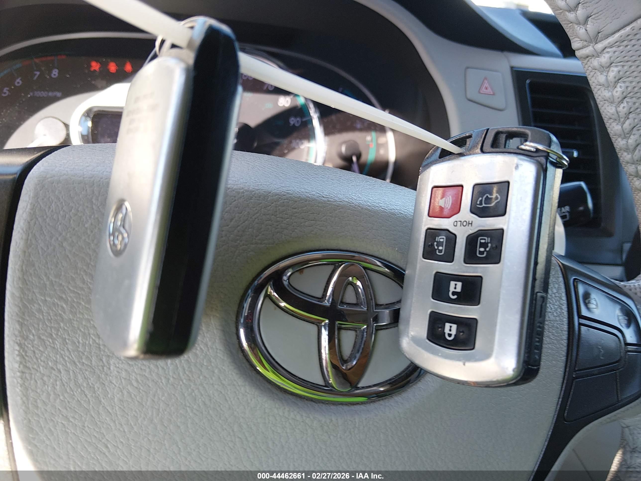 TOYOTA SIENNA image 11