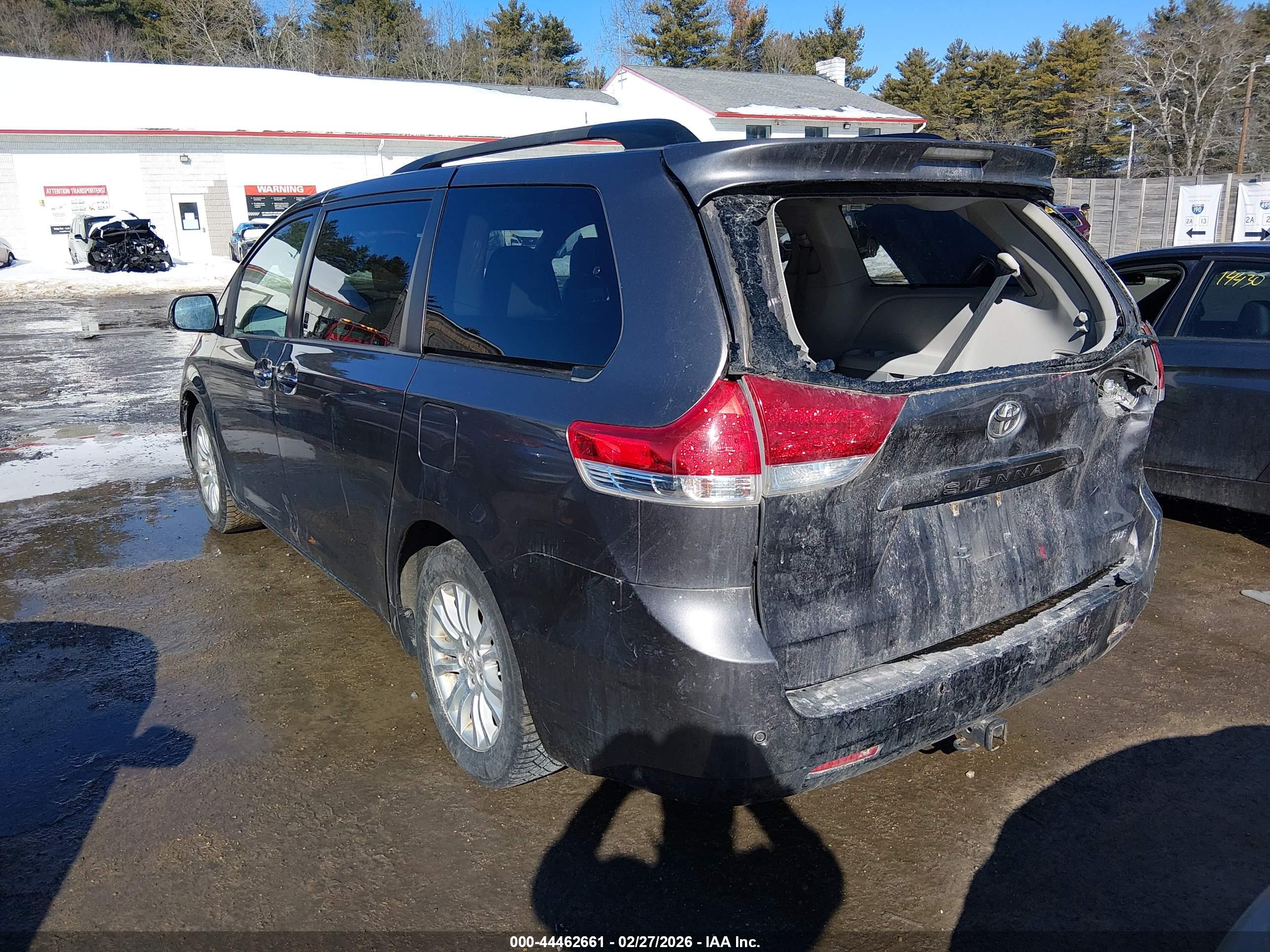 TOYOTA SIENNA image 3