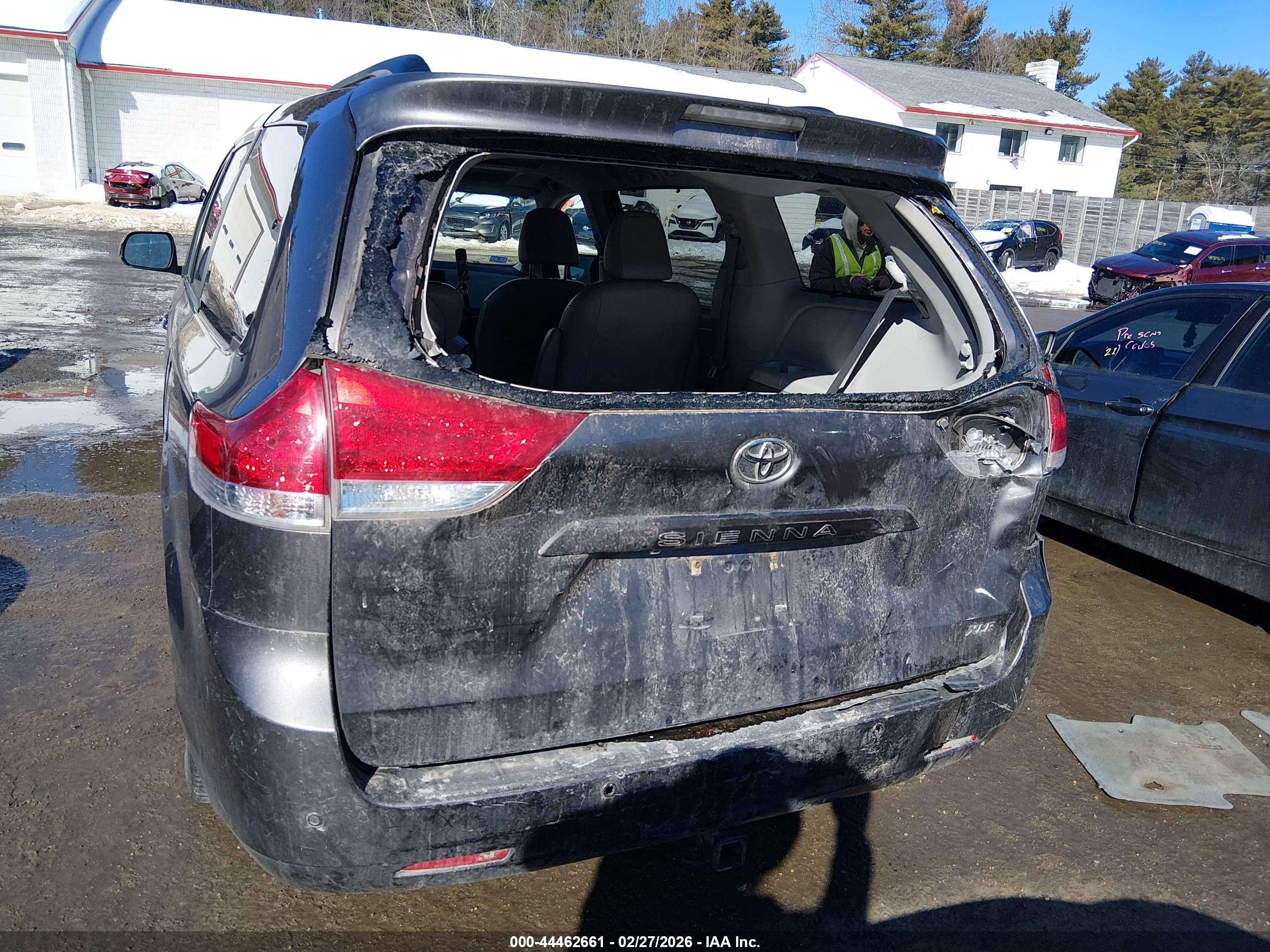TOYOTA SIENNA image 6