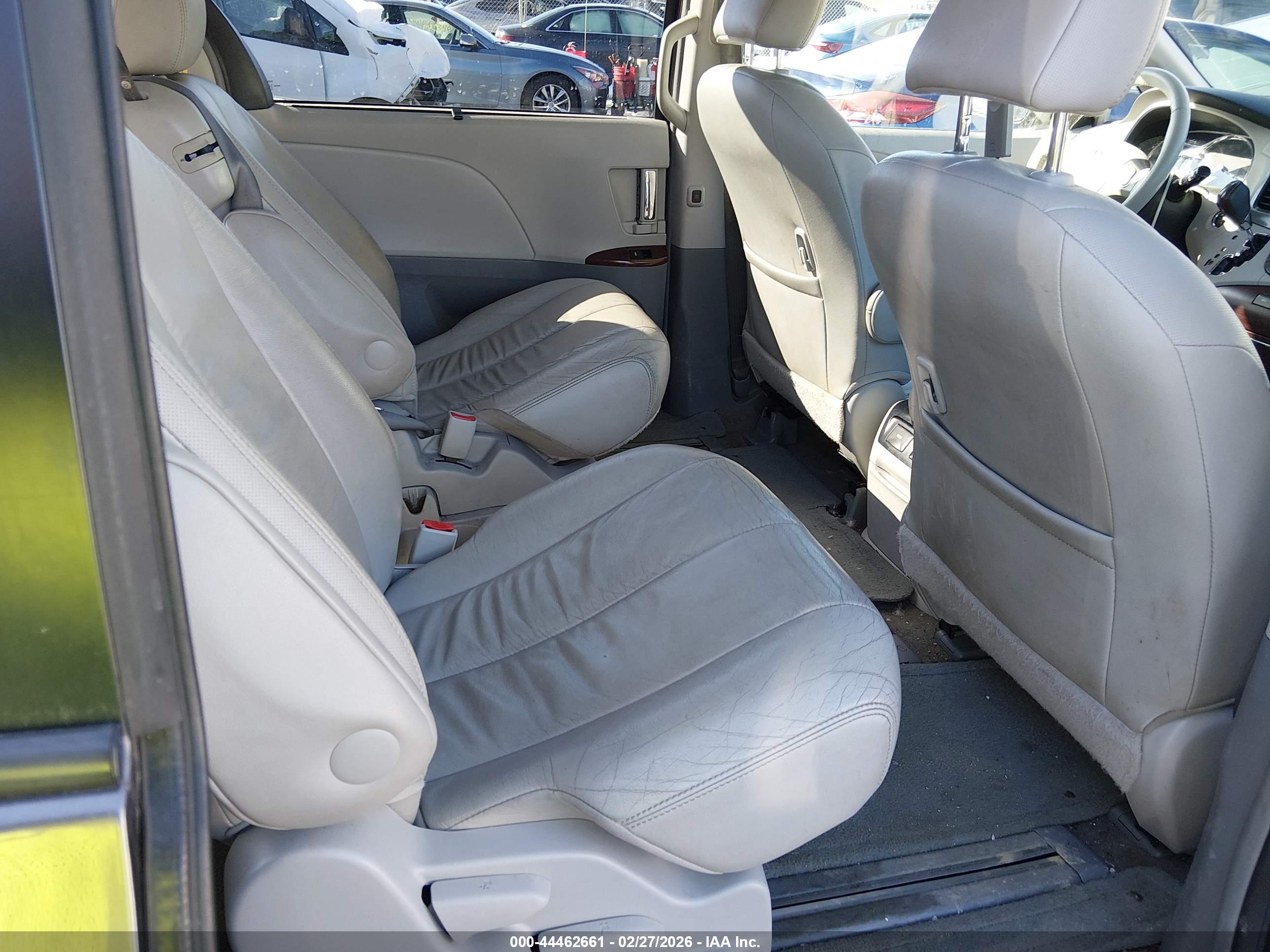 TOYOTA SIENNA image 8