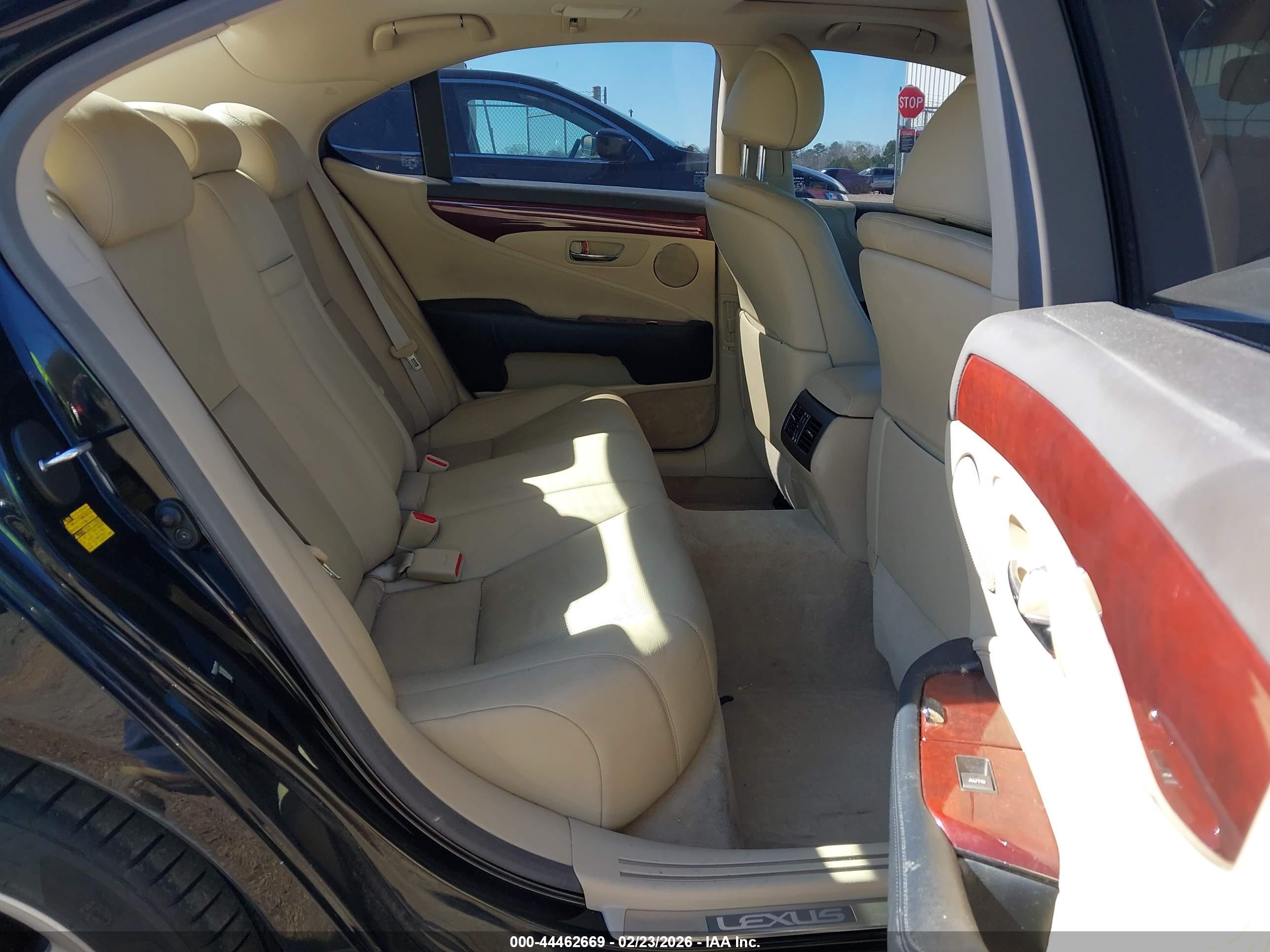 LEXUS LS image 8