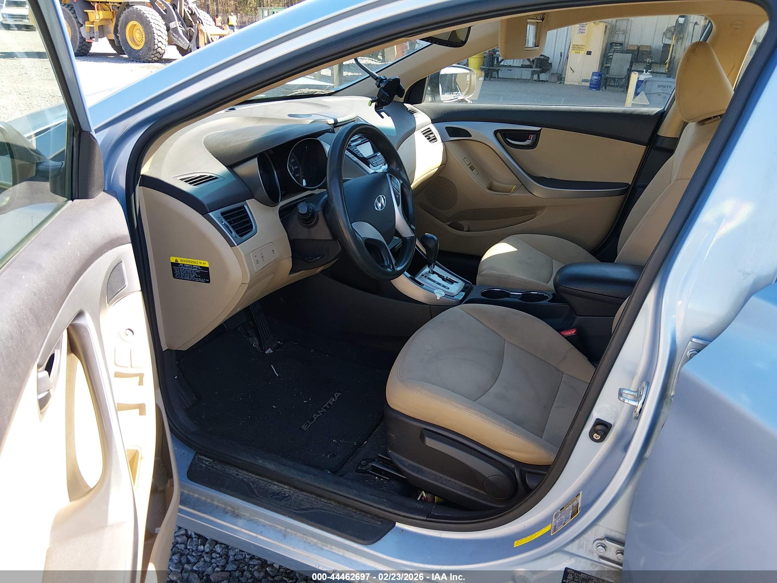 HYUNDAI ELANTRA image 5