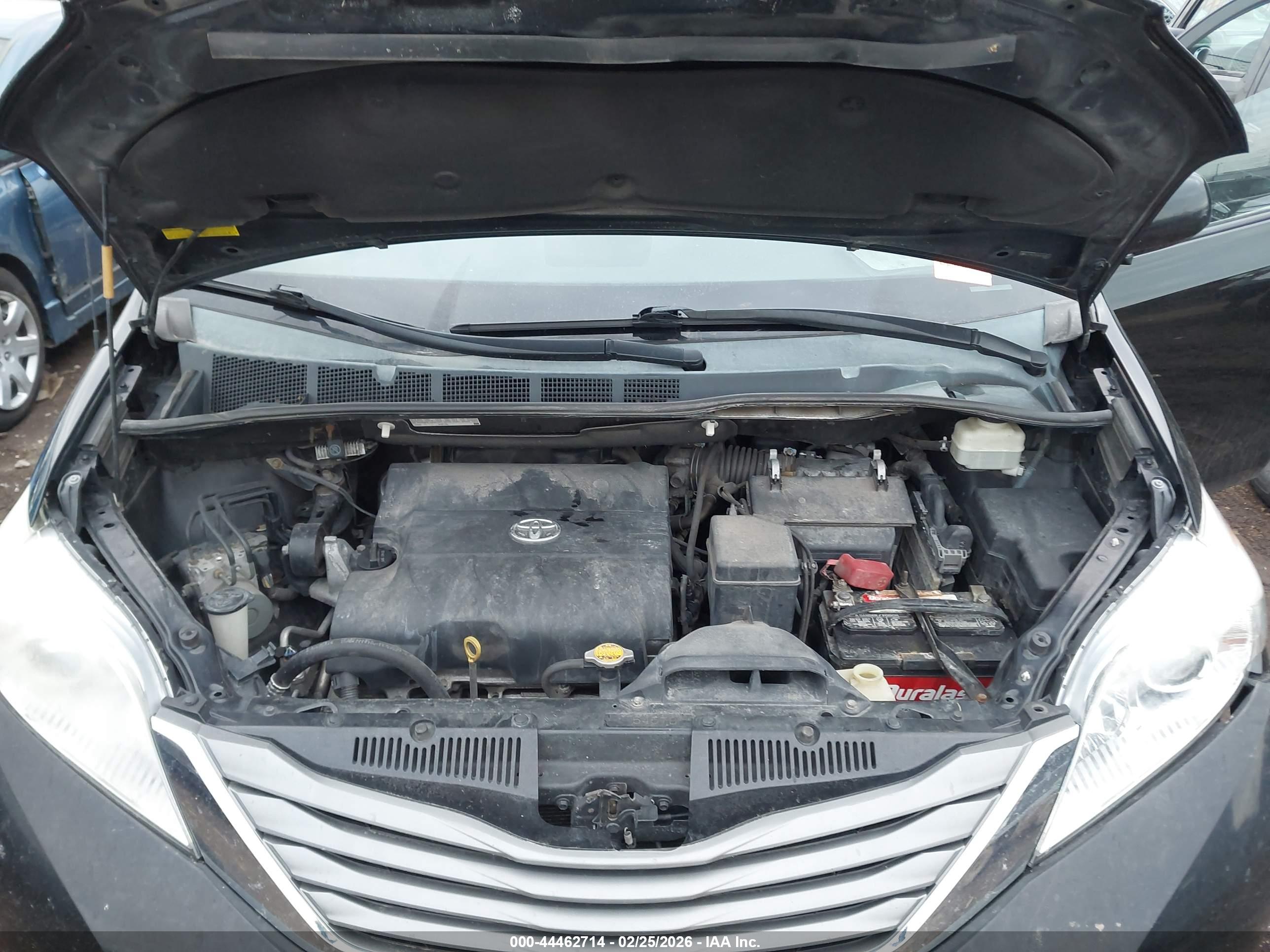 TOYOTA SIENNA image 10