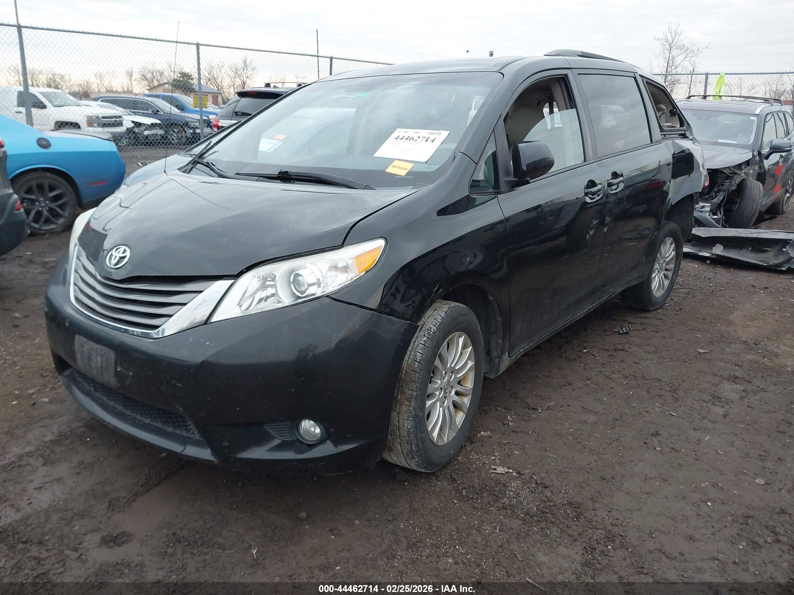 TOYOTA SIENNA image 2