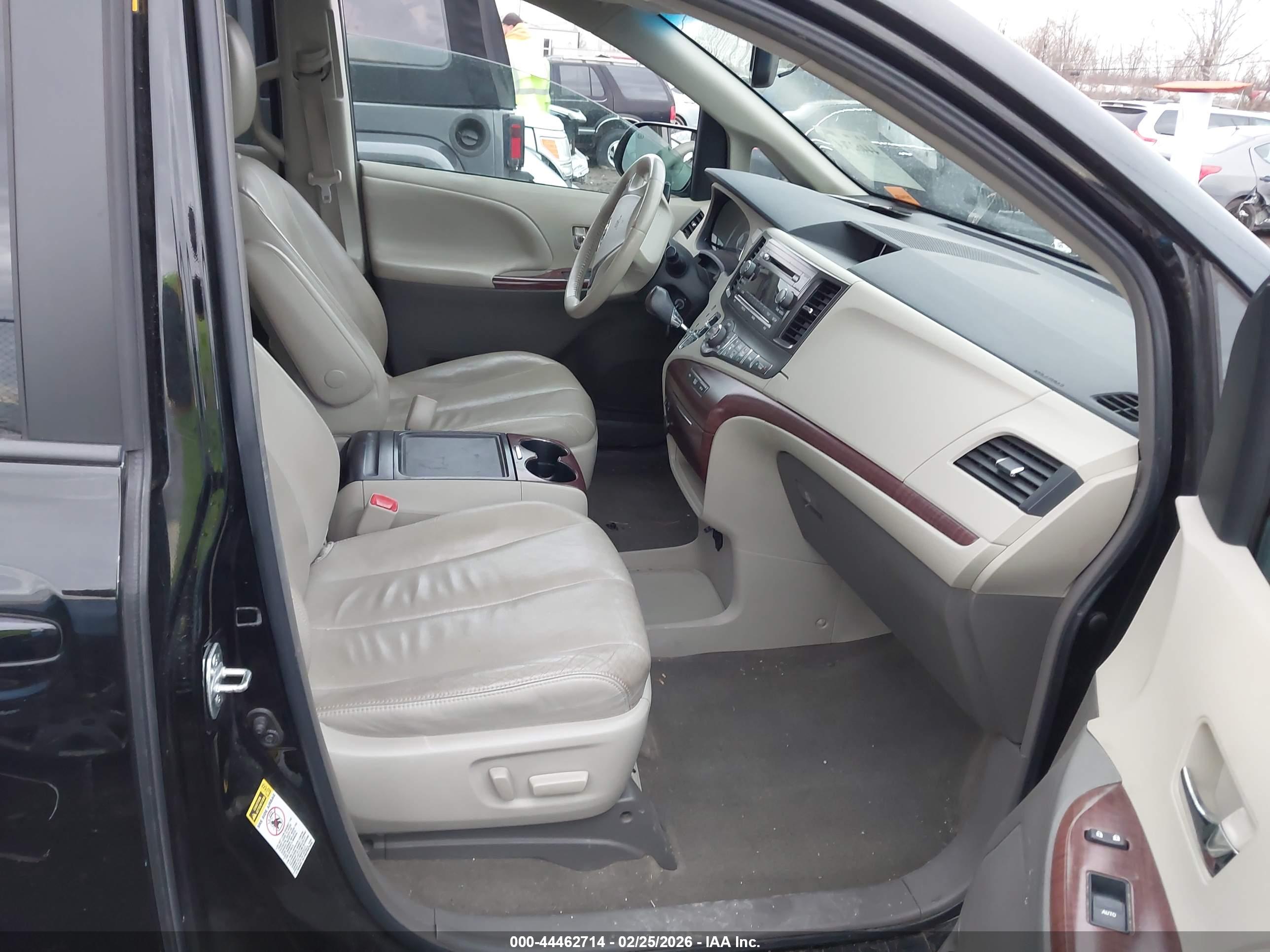 TOYOTA SIENNA image 5