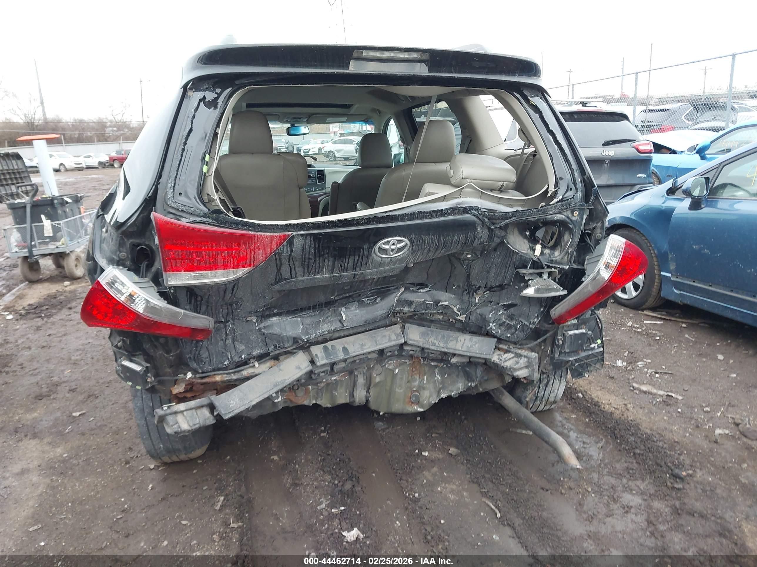 TOYOTA SIENNA image 6