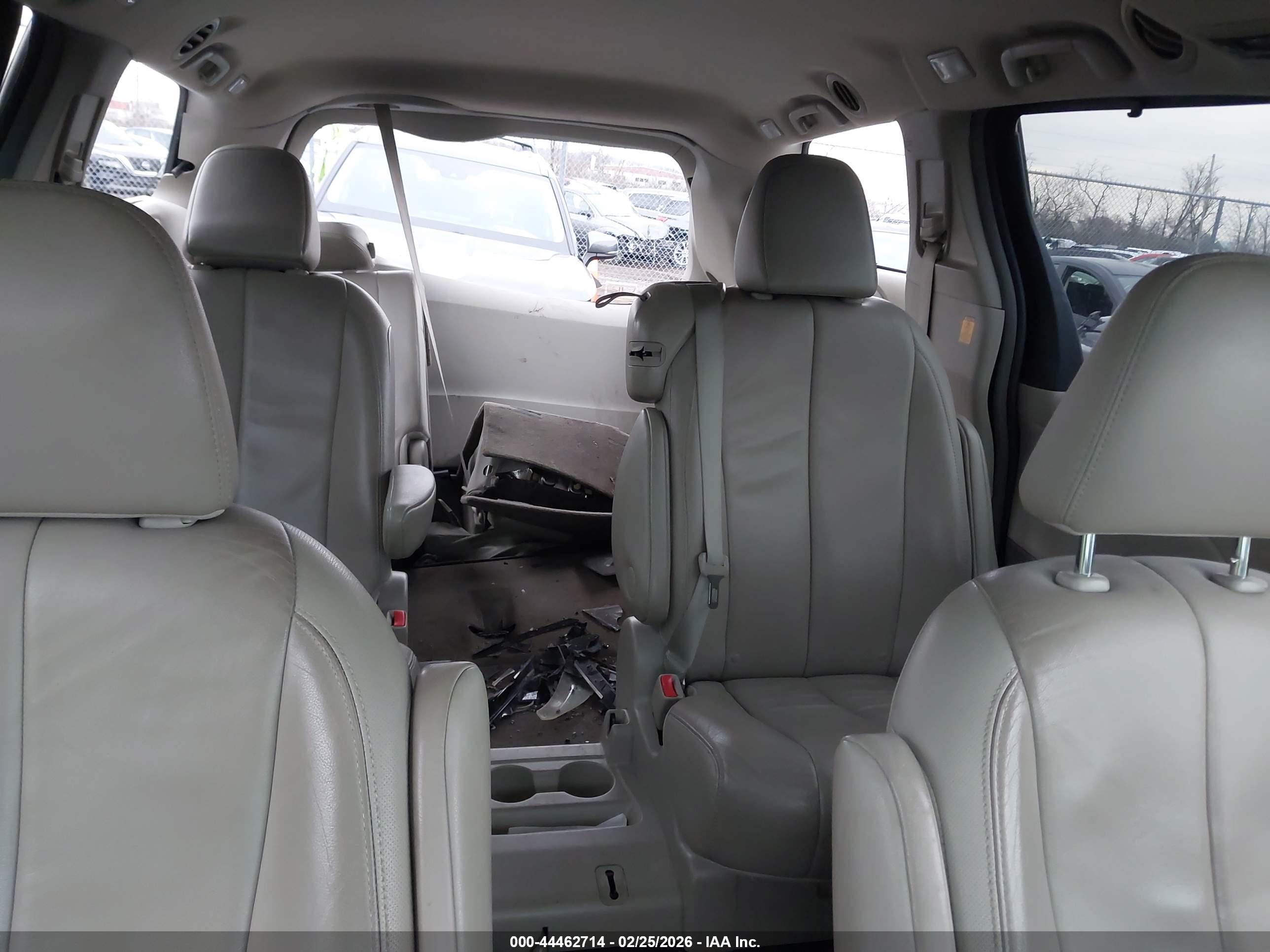 TOYOTA SIENNA image 8