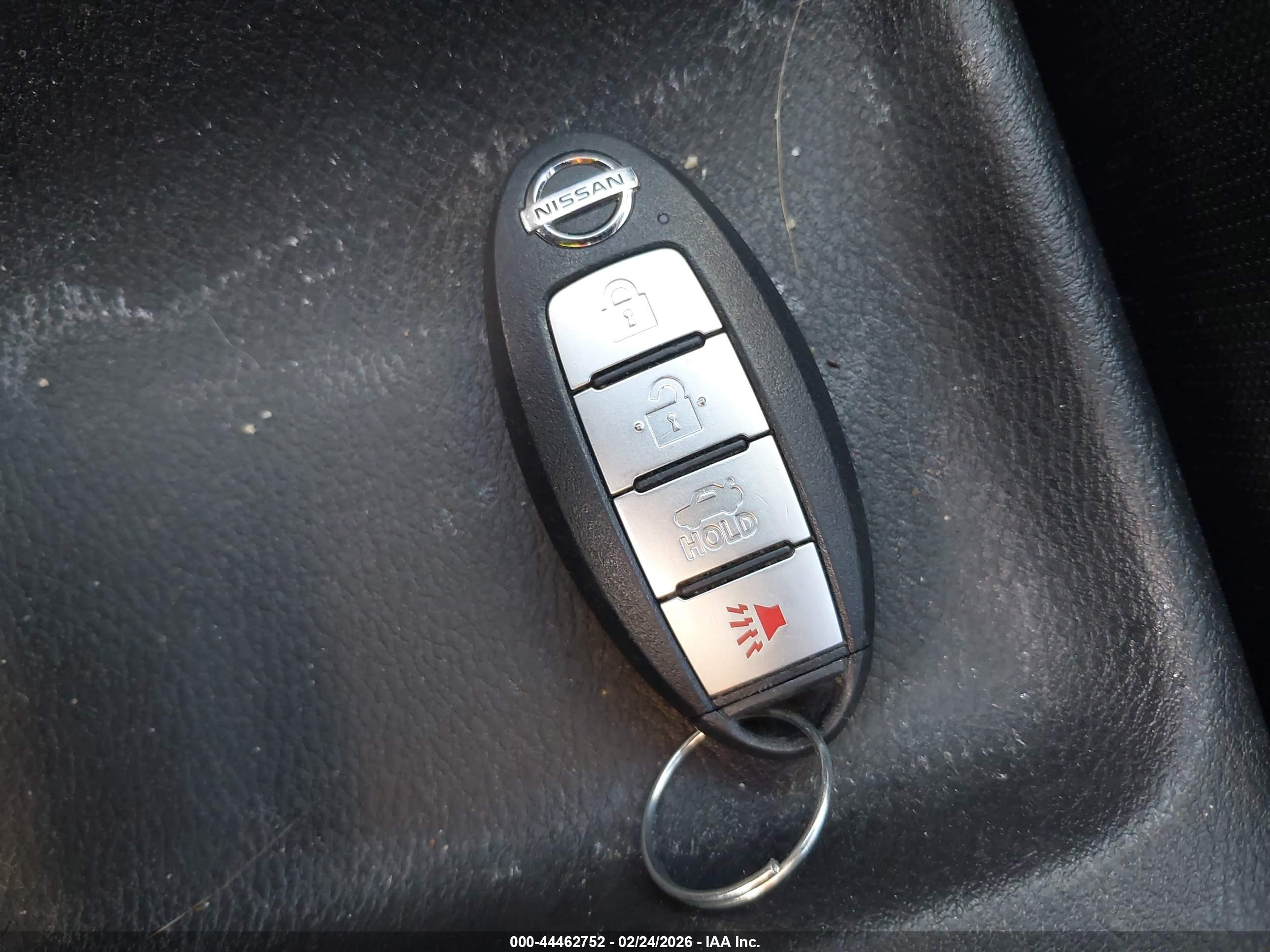 NISSAN VERSA image 11