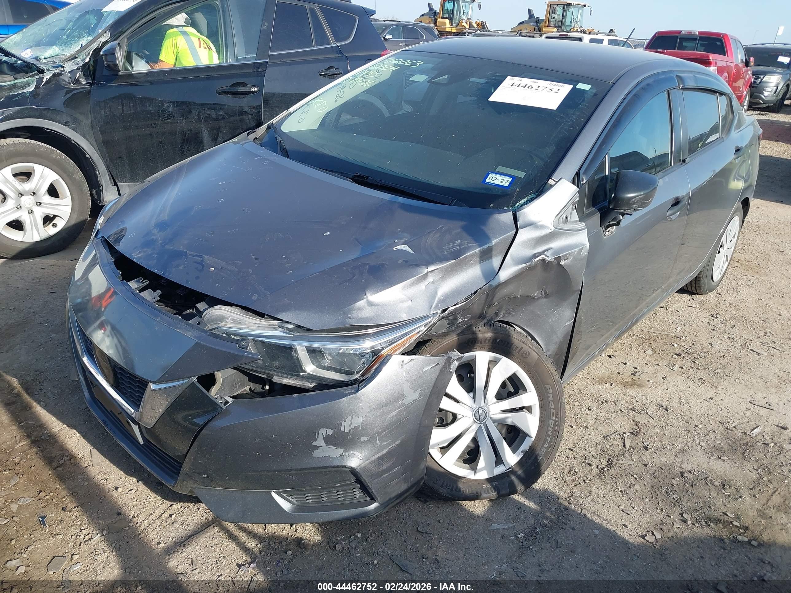 NISSAN VERSA image 2