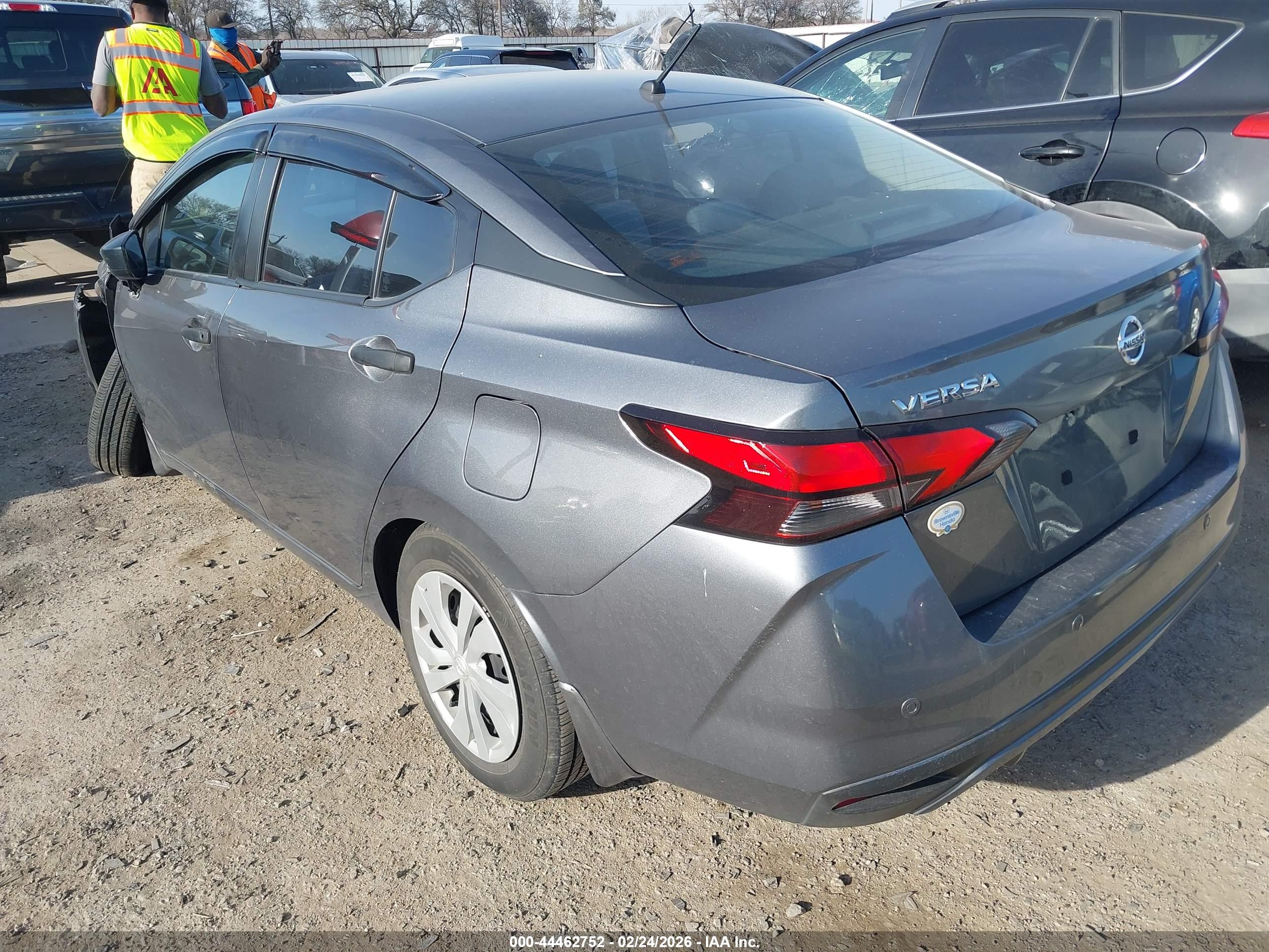 NISSAN VERSA image 3