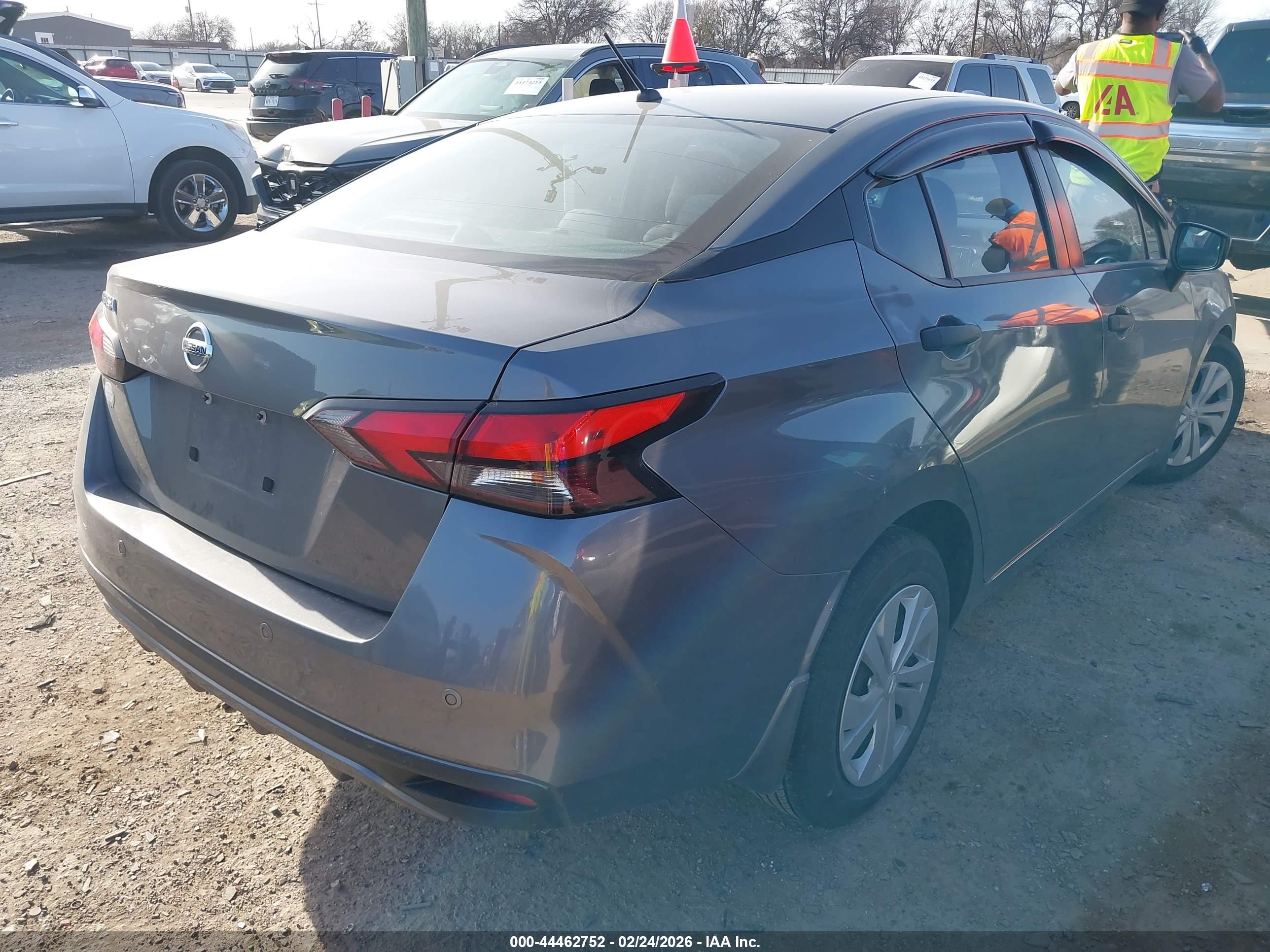 NISSAN VERSA image 4