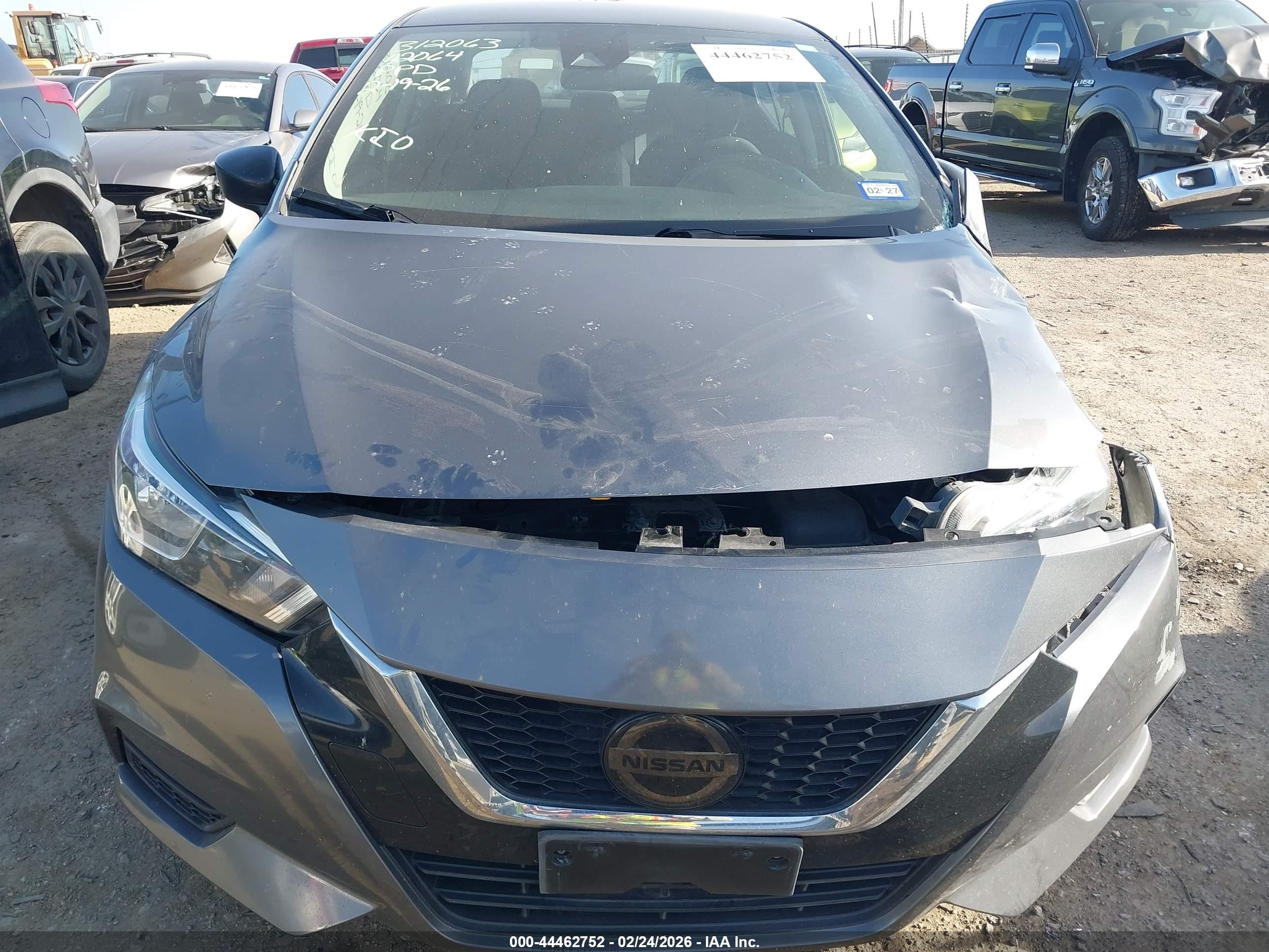 NISSAN VERSA image 6