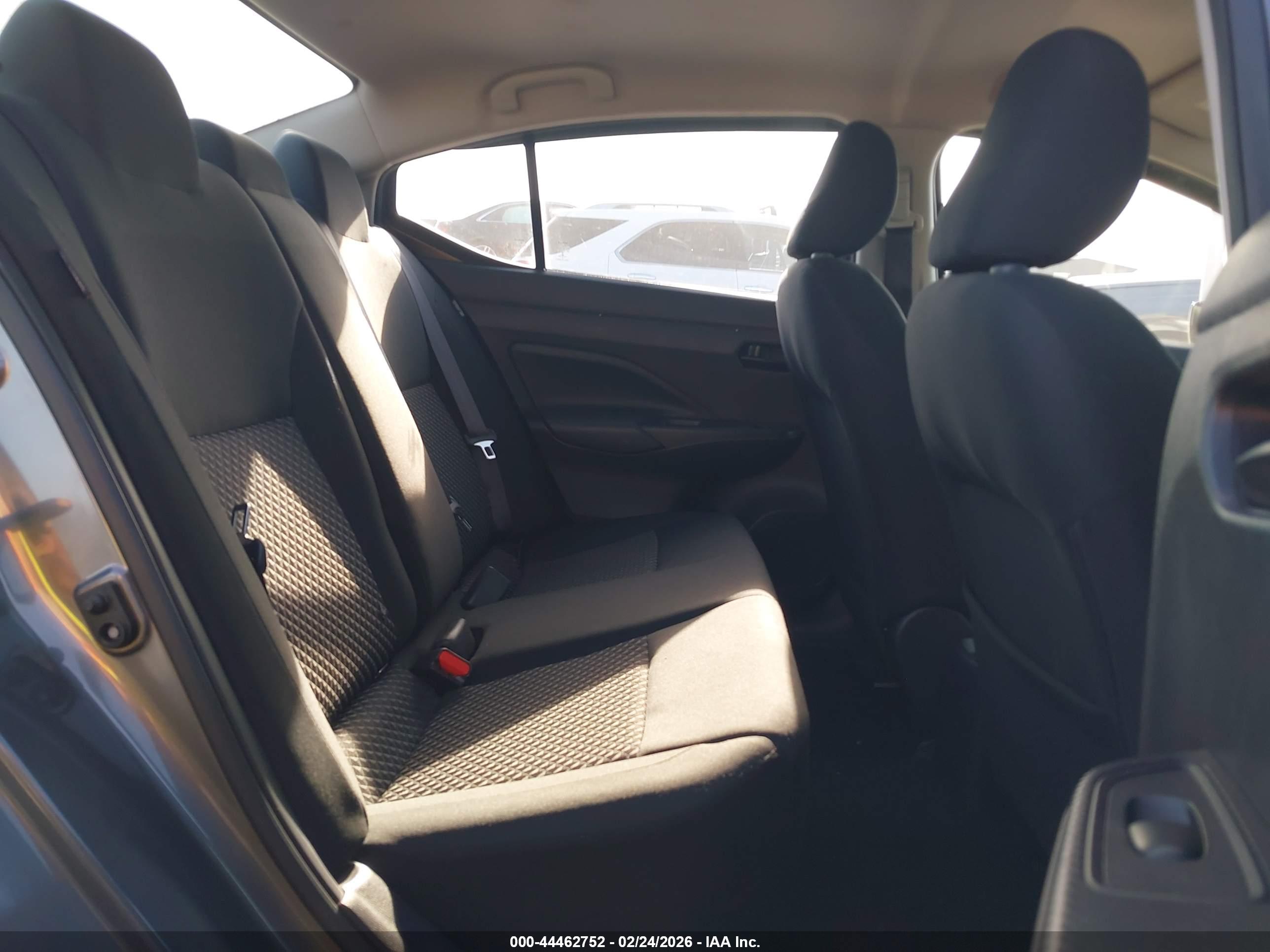 NISSAN VERSA image 8