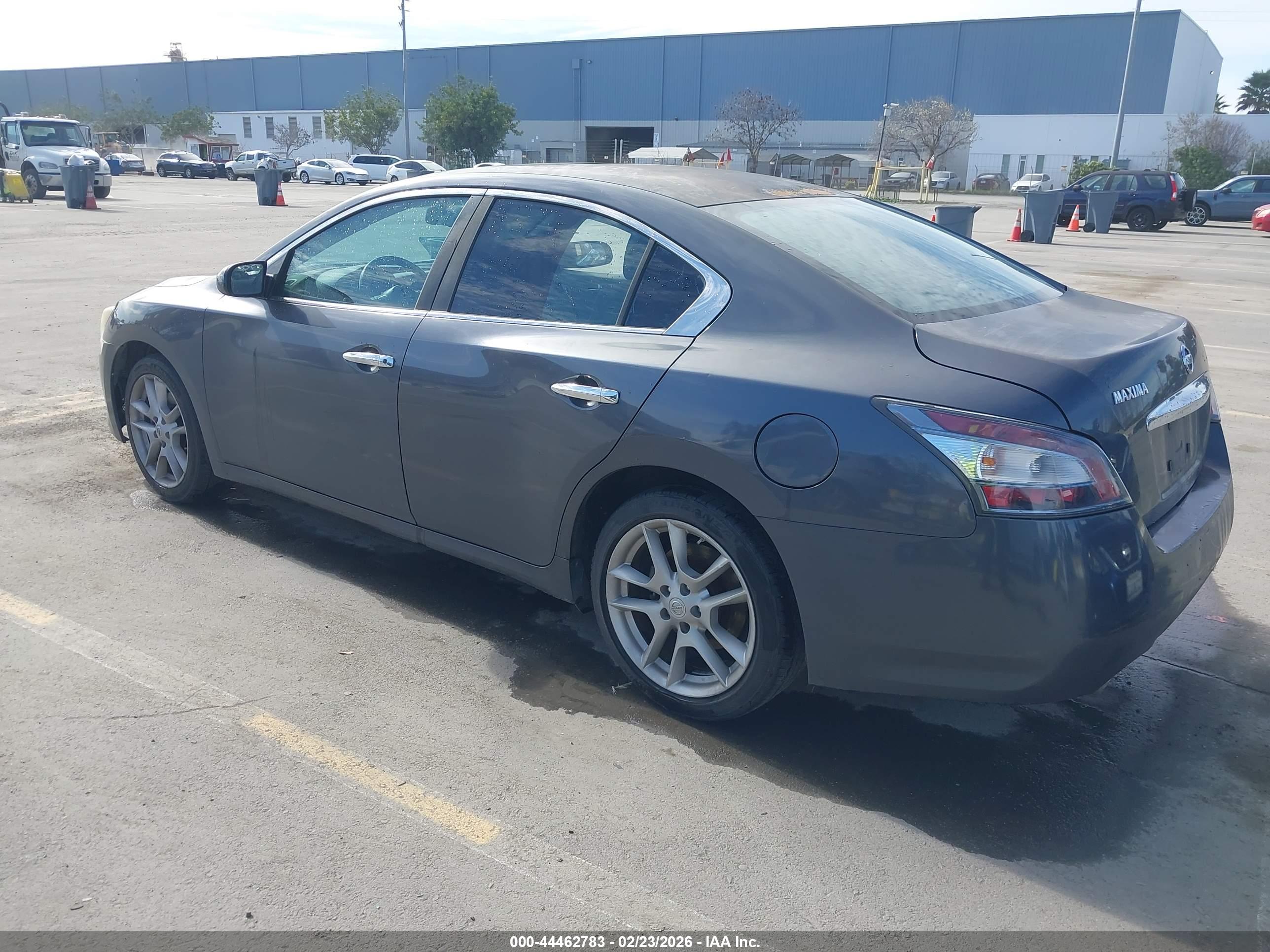 NISSAN MAXIMA image 3