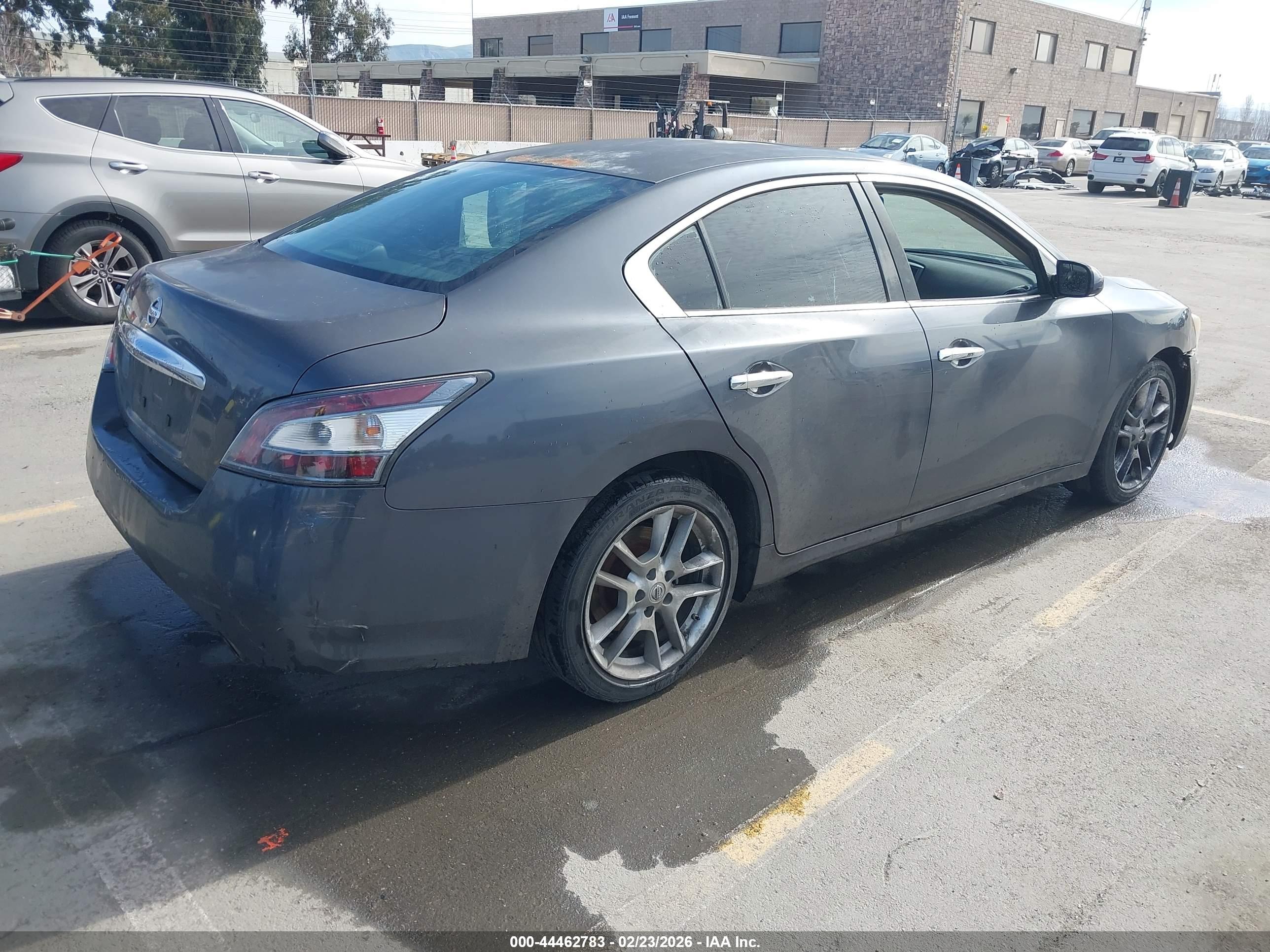 NISSAN MAXIMA image 4