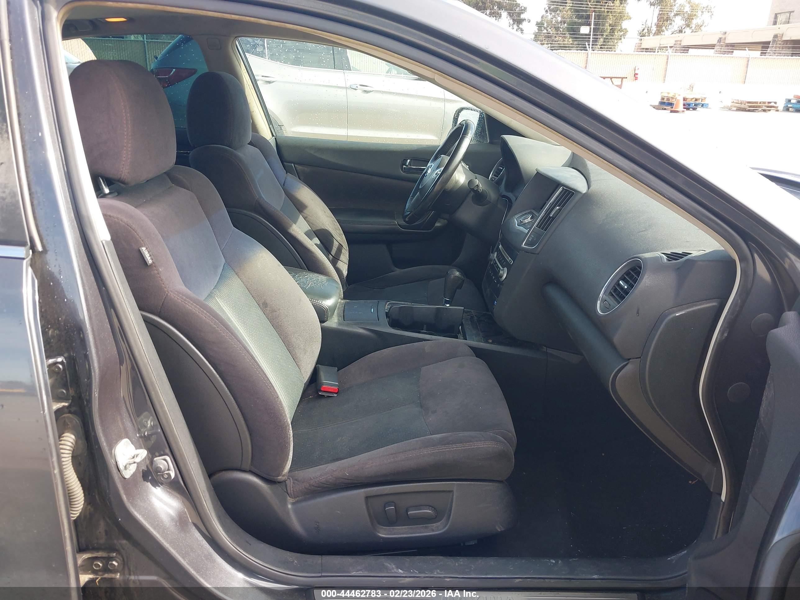 NISSAN MAXIMA image 5