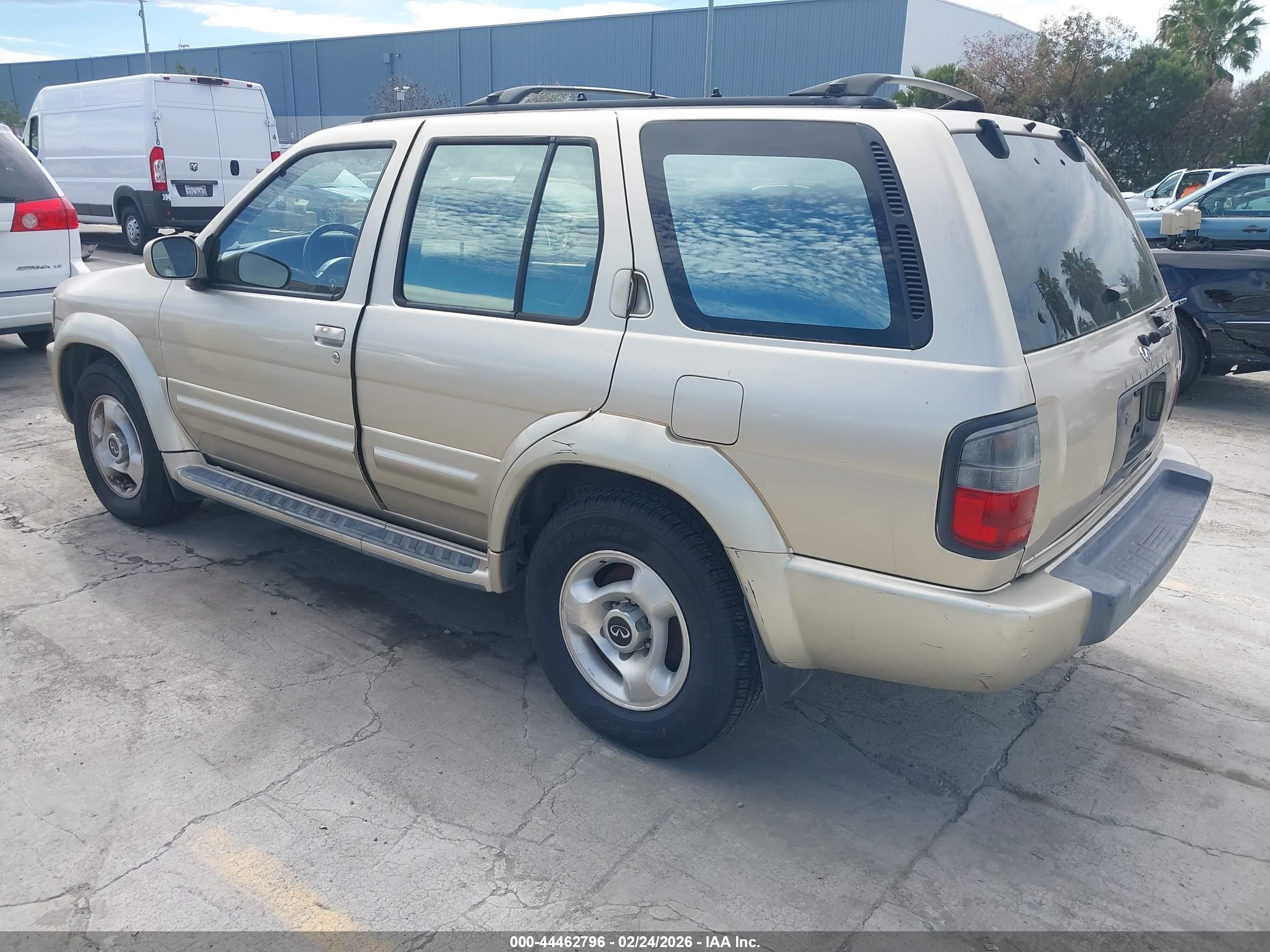 INFINITI QX4 image 3