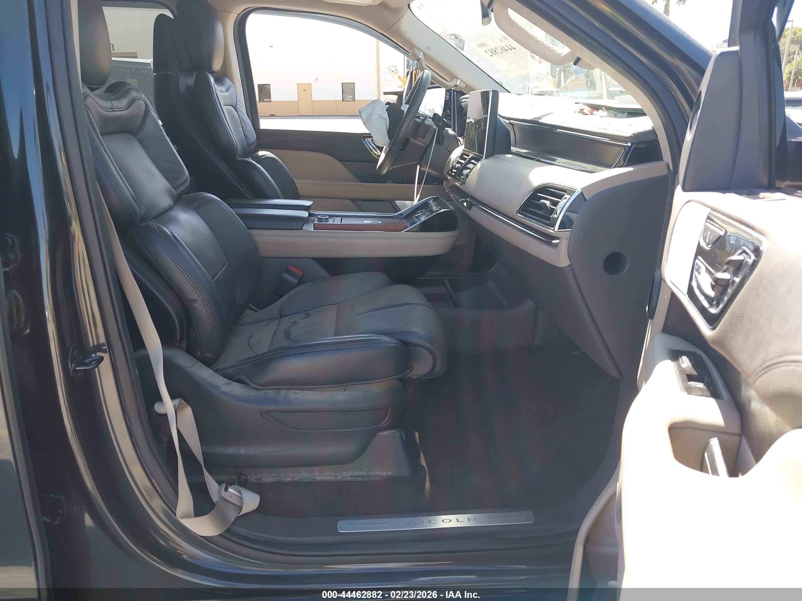 LINCOLN NAVIGATOR image 5