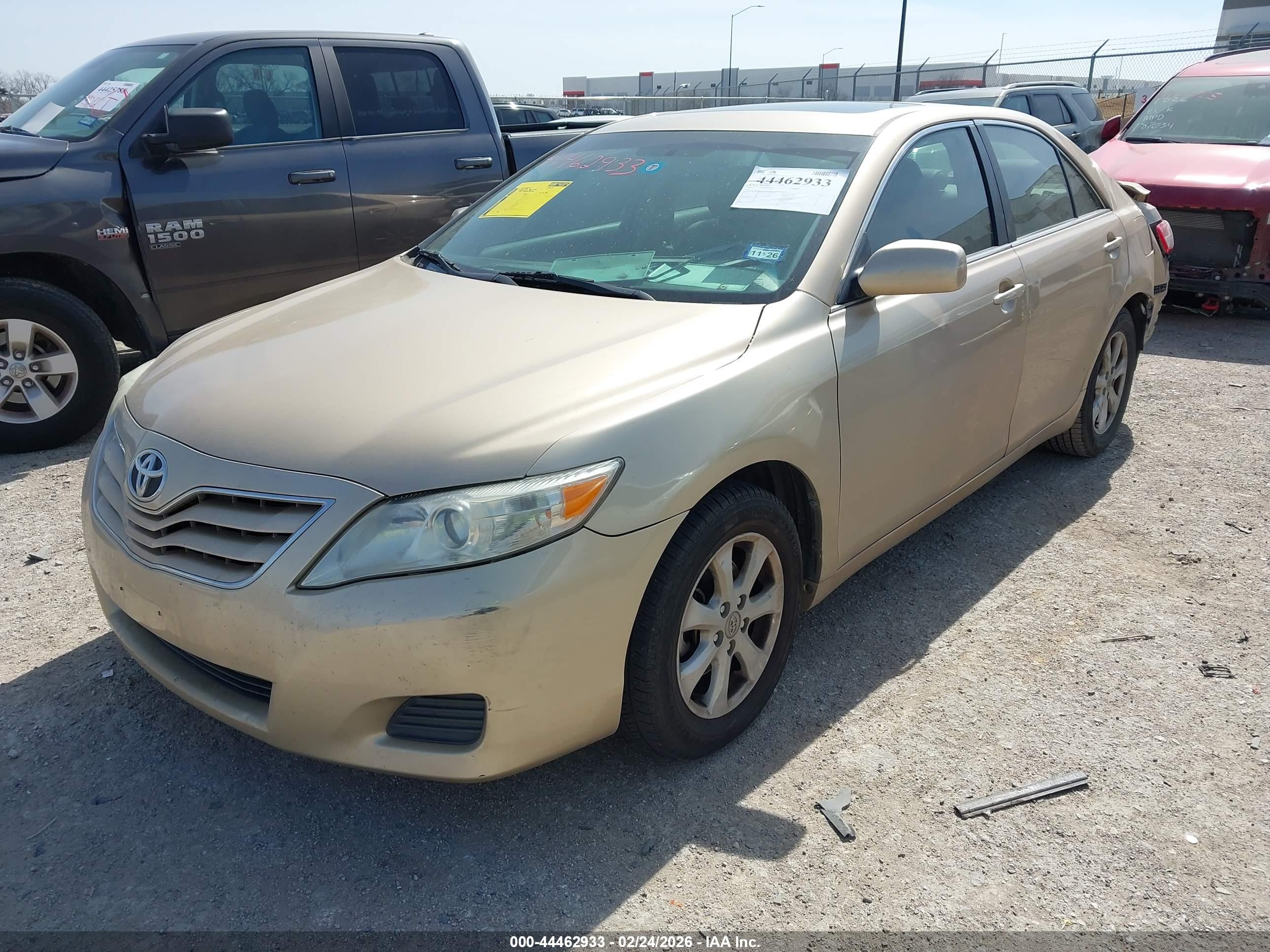 TOYOTA CAMRY image 2