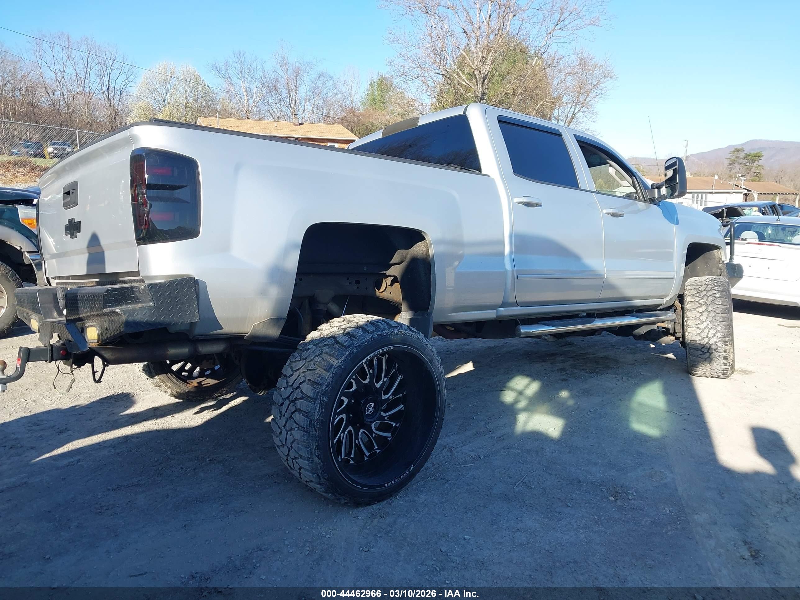 CHEVROLET SILVERADO image 4
