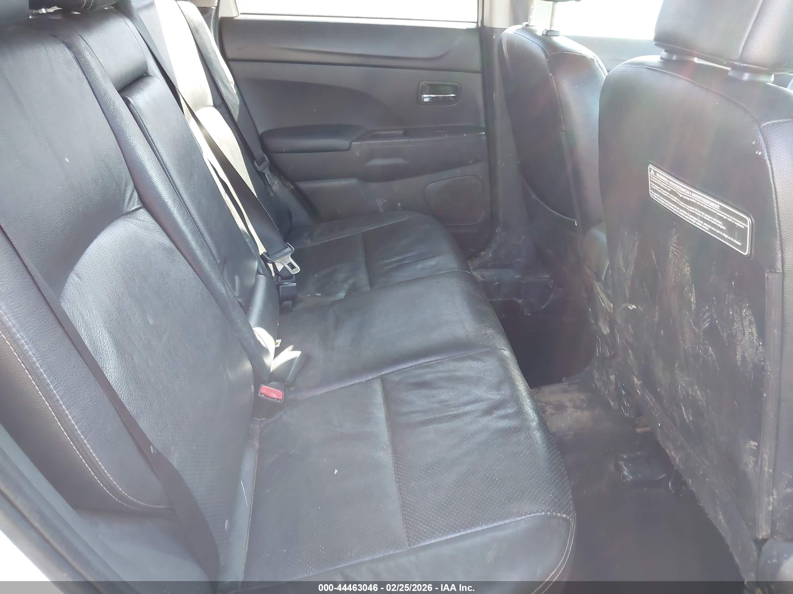 MITSUBISHI OUTLANDER image 8