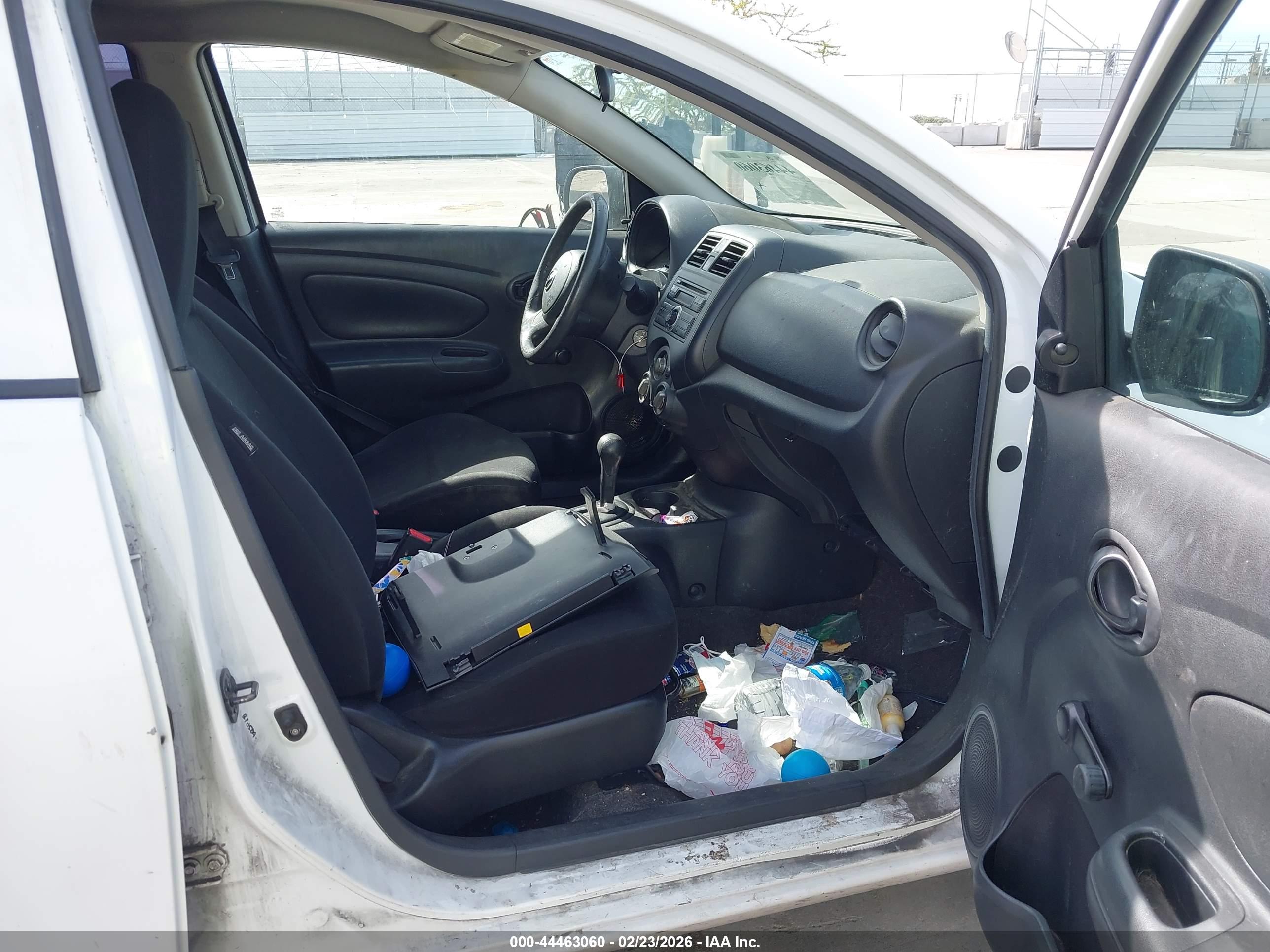 NISSAN VERSA image 5