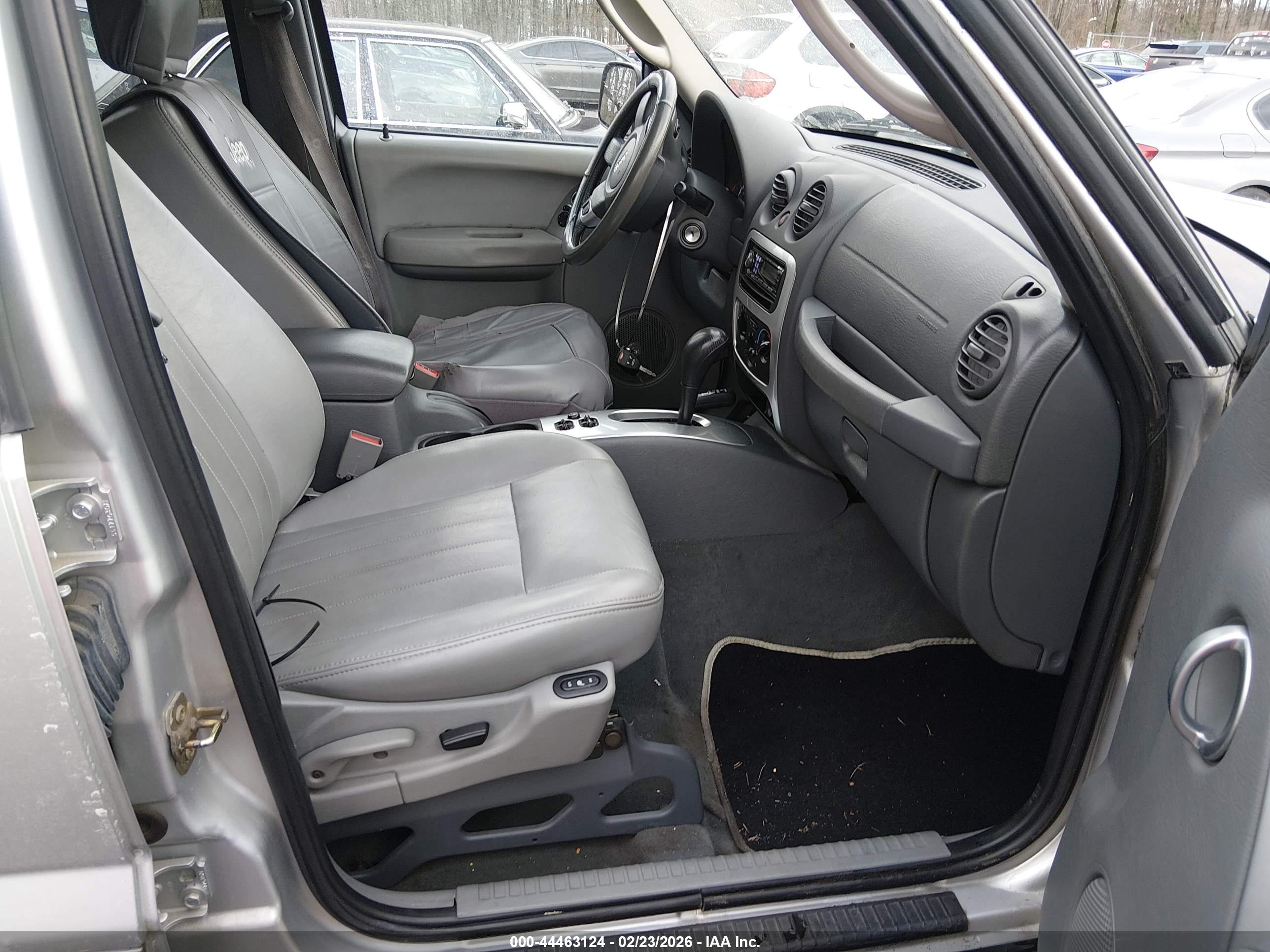 JEEP LIBERTY image 5